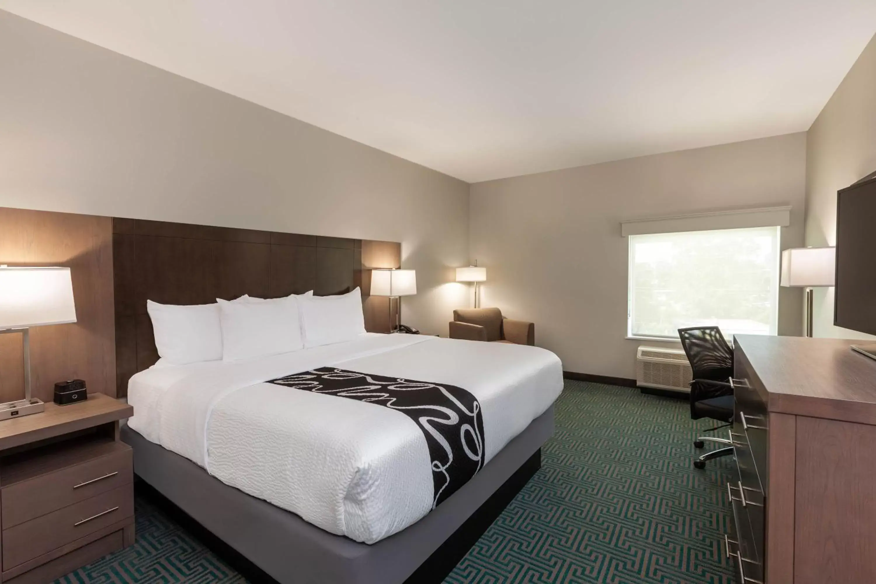 Bed in La Quinta Inn & Suites by Wyndham Lafayette Oil Center