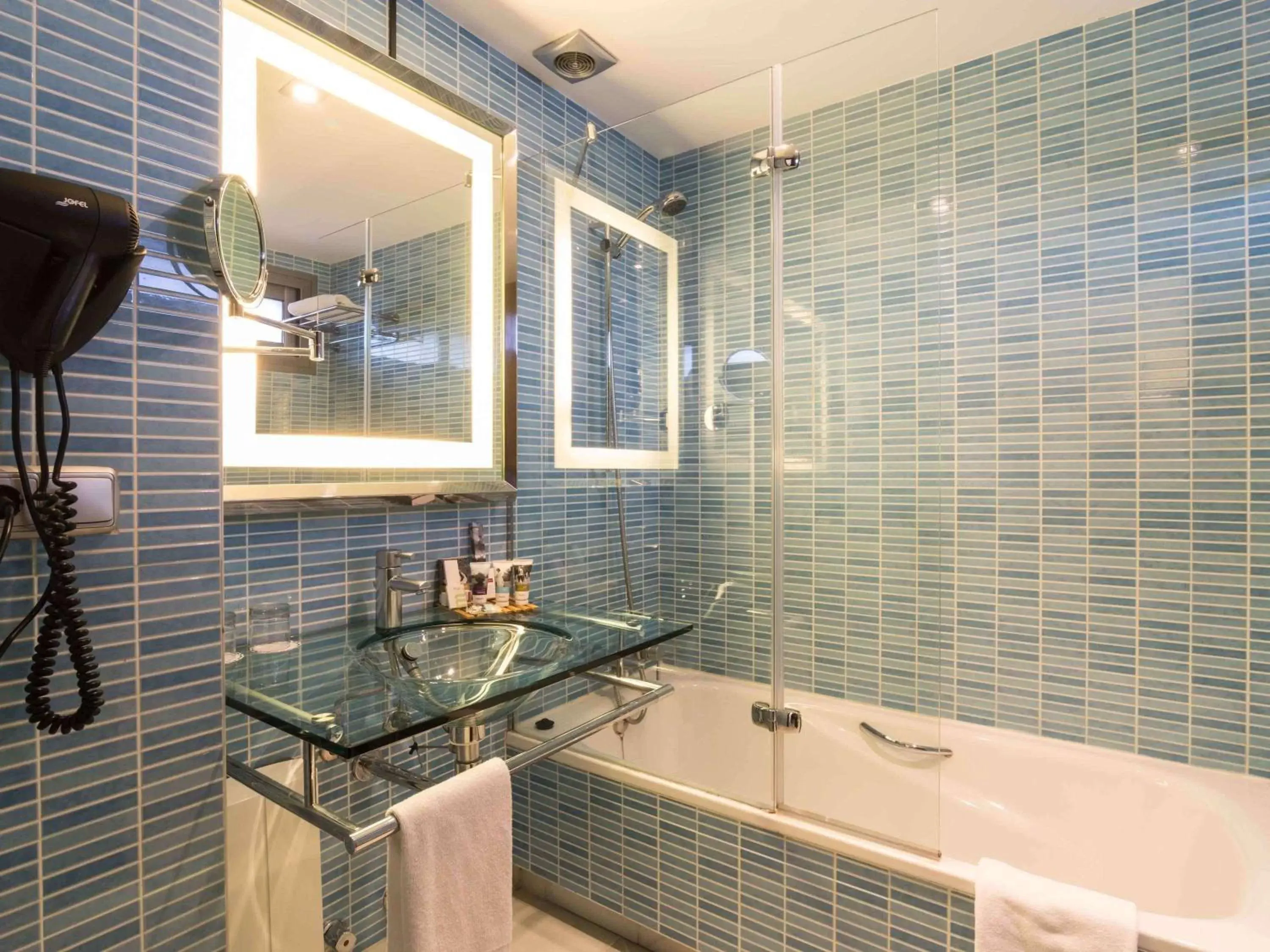 Photo of the whole room, Bathroom in Mercure Algeciras