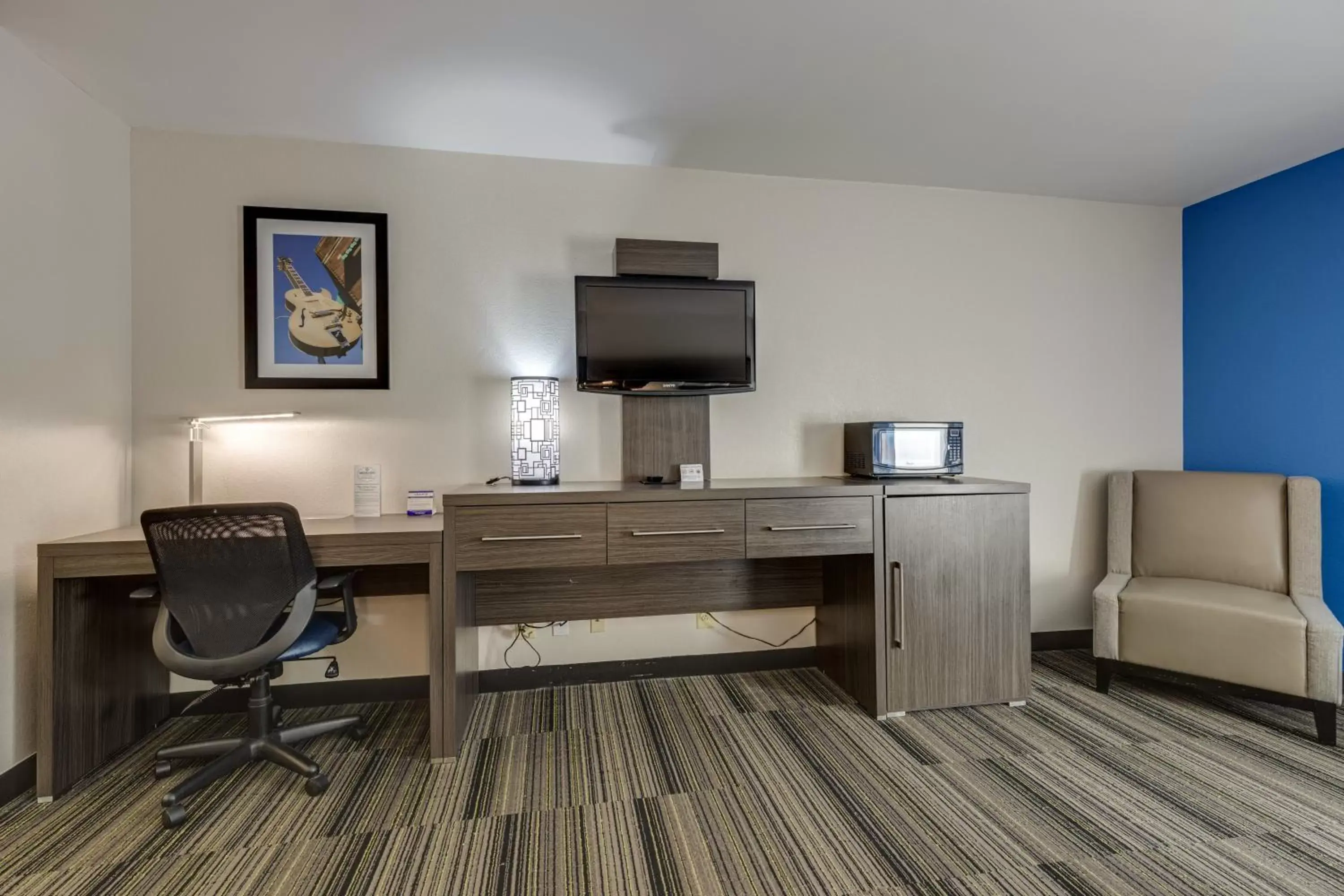 TV/Entertainment Center in Alexis Inn and Suites Hotel