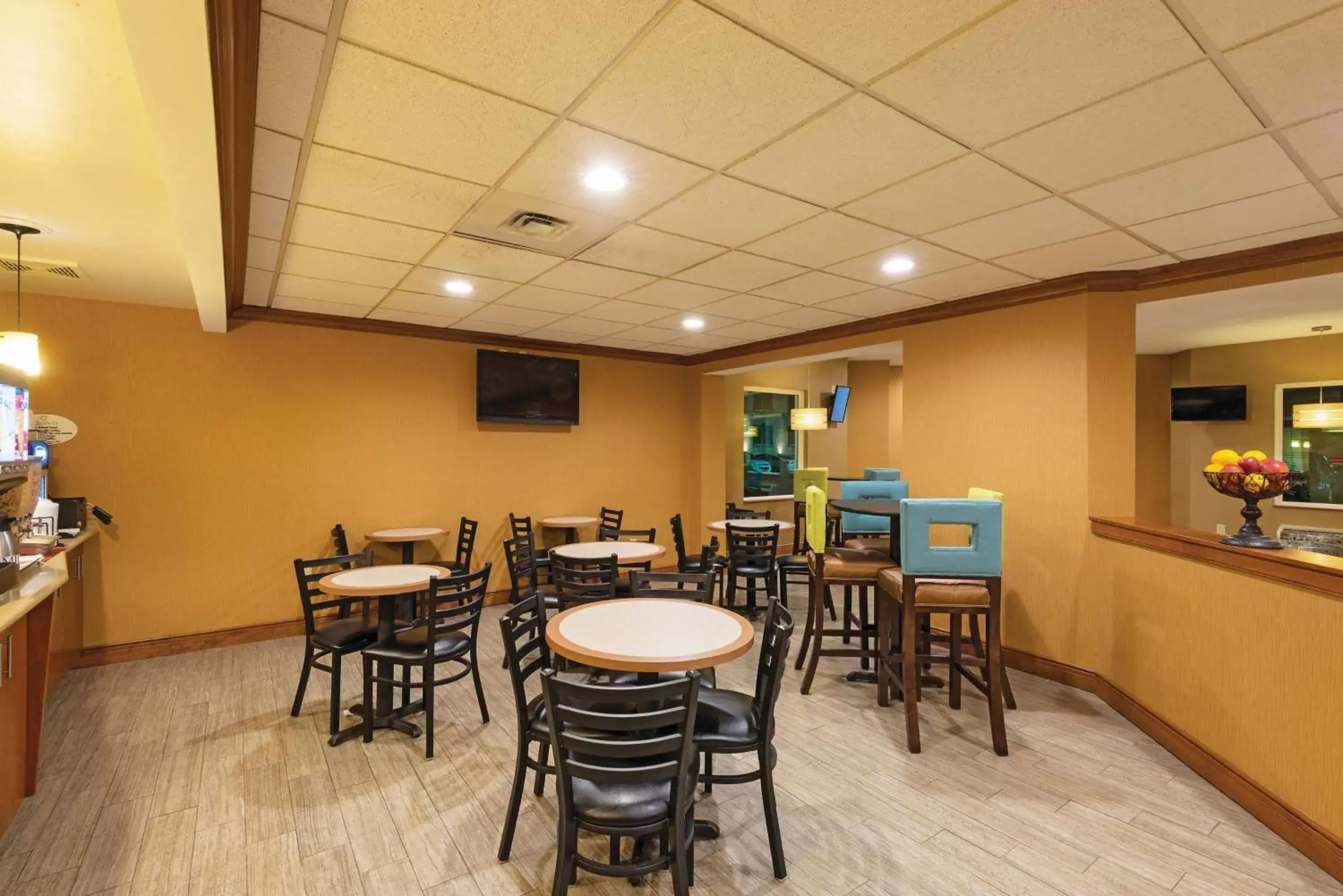 On site, Restaurant/Places to Eat in La Quinta Inn by Wyndham Buffalo Airport