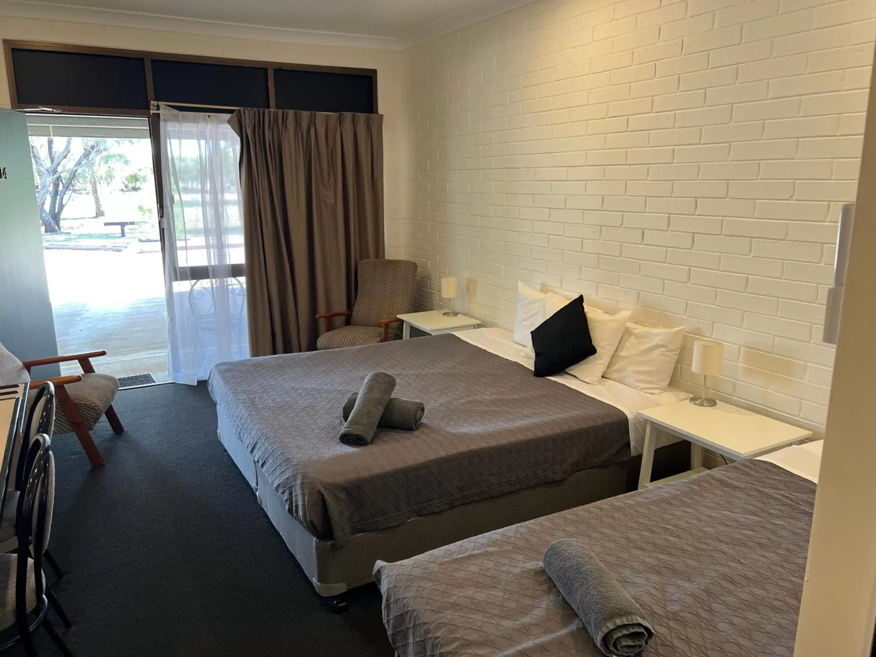 Bed in Albert Park Motor Inn-KING BED IN EVERY ROOM-RENOVATED 2022