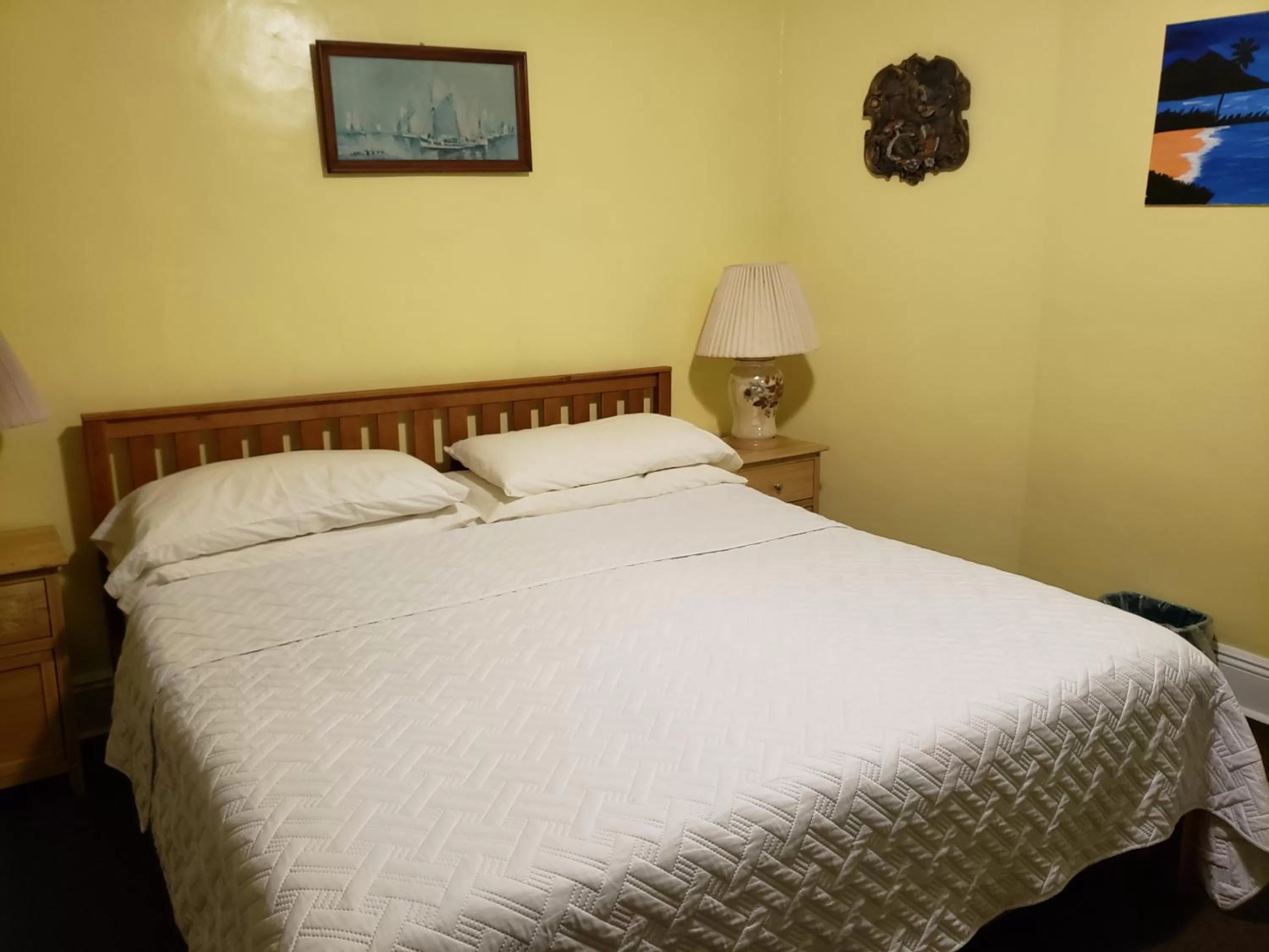 Bed in Harbor House Bed and Breakfast