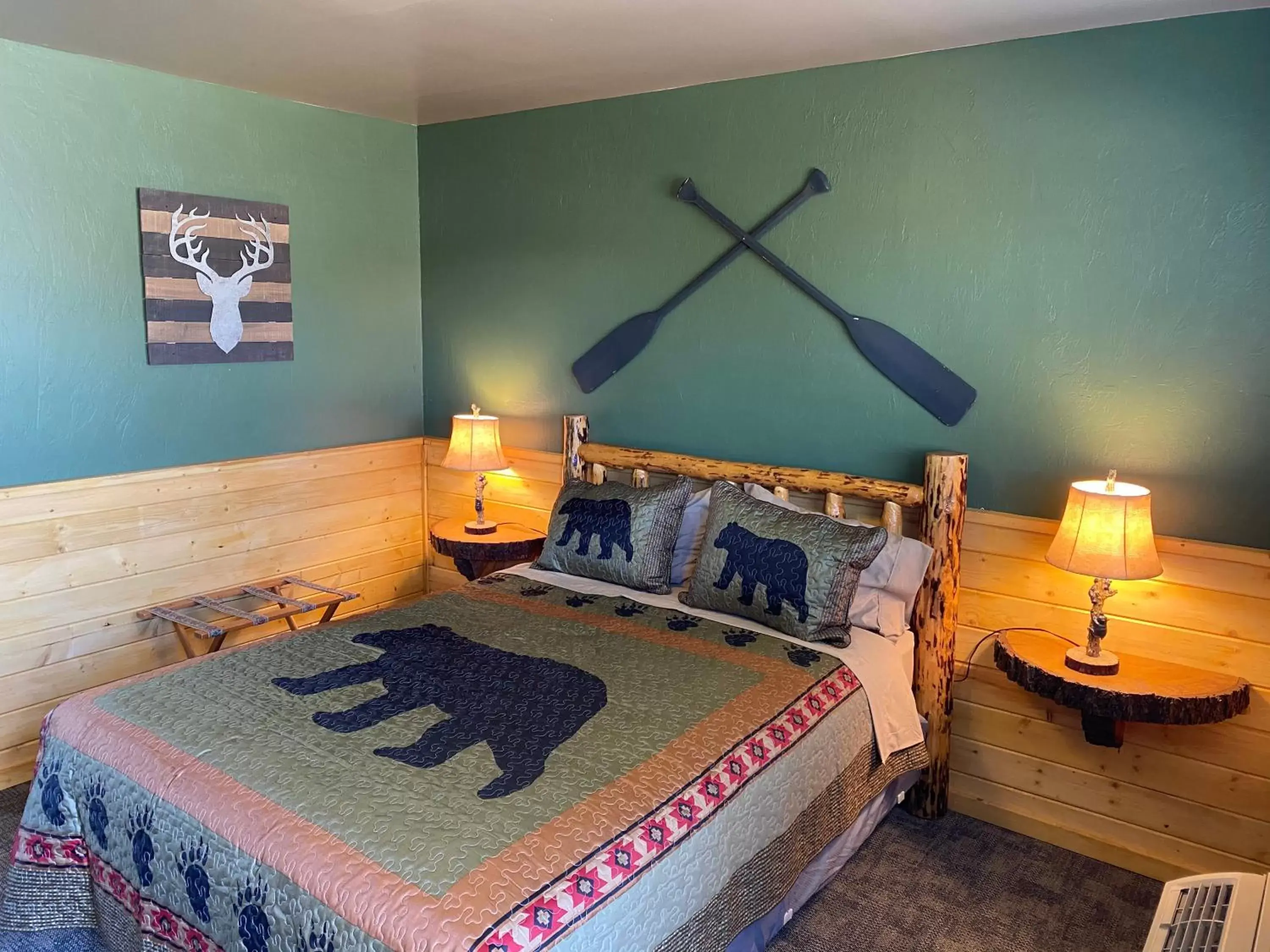 Bedroom, Bed in The Fishing Bear Lodge