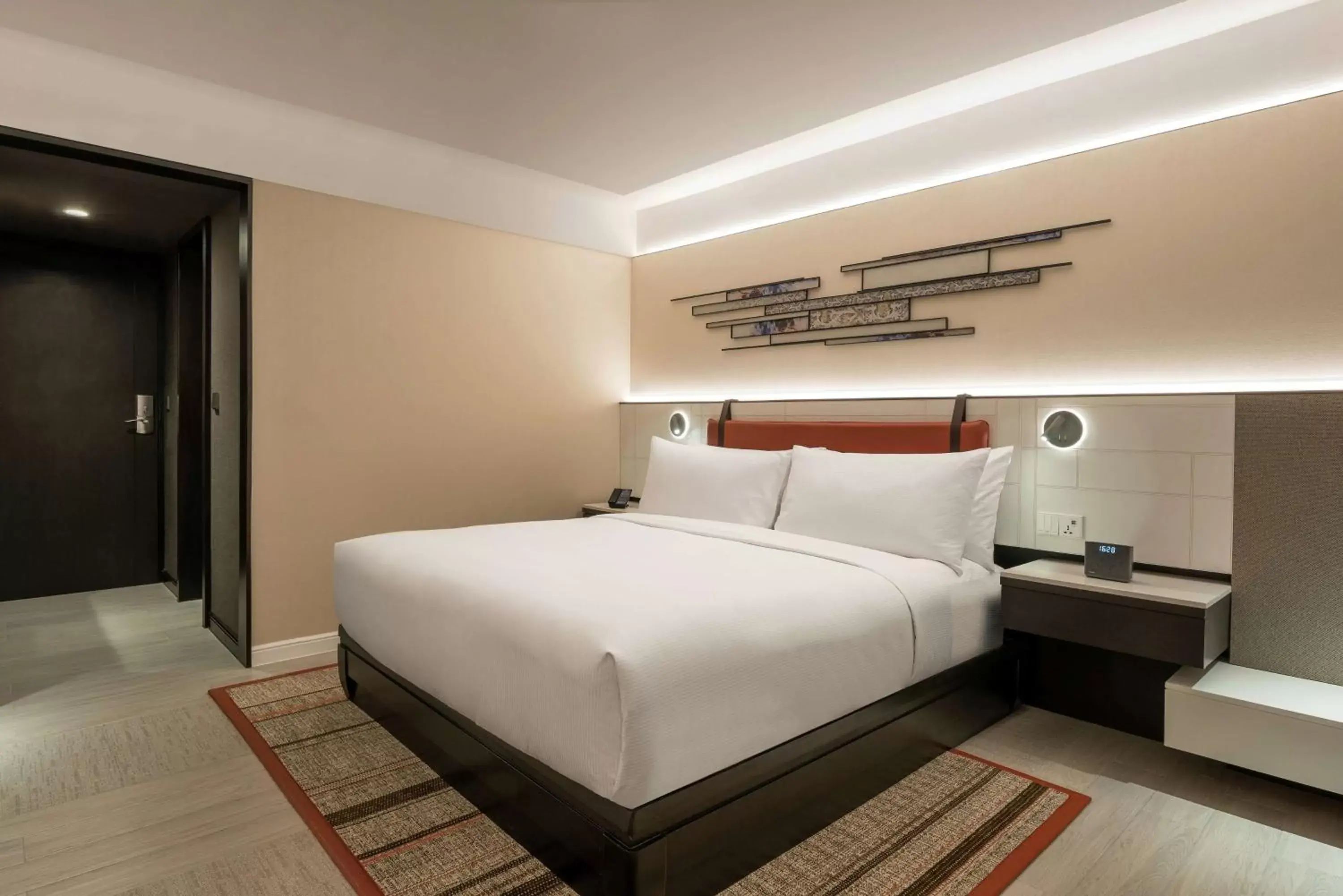 Photo of the whole room, Bed in DoubleTree by Hilton Bangkok Ploenchit