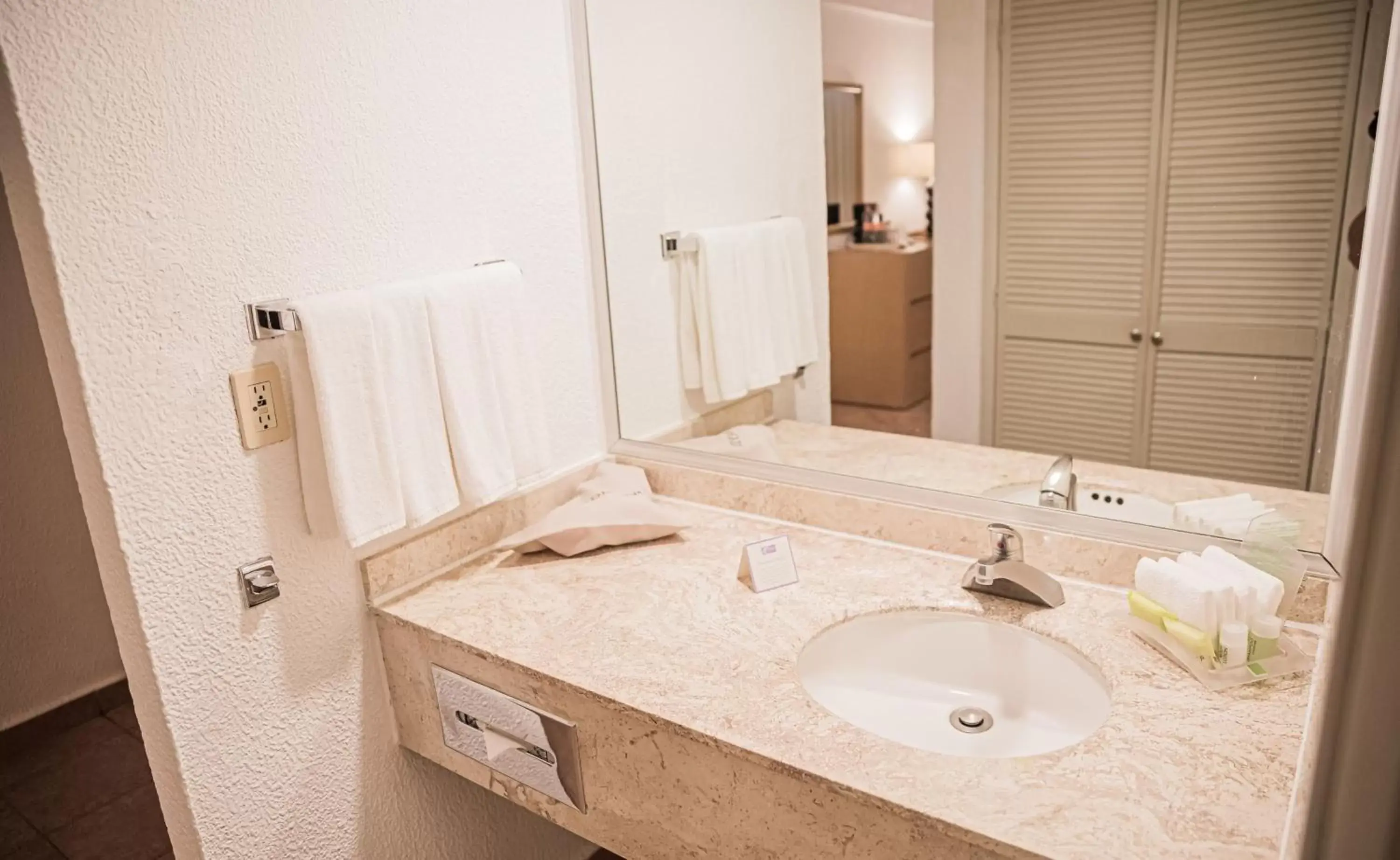 Photo of the whole room, Bathroom in Holiday Inn Resort Acapulco, an IHG Hotel