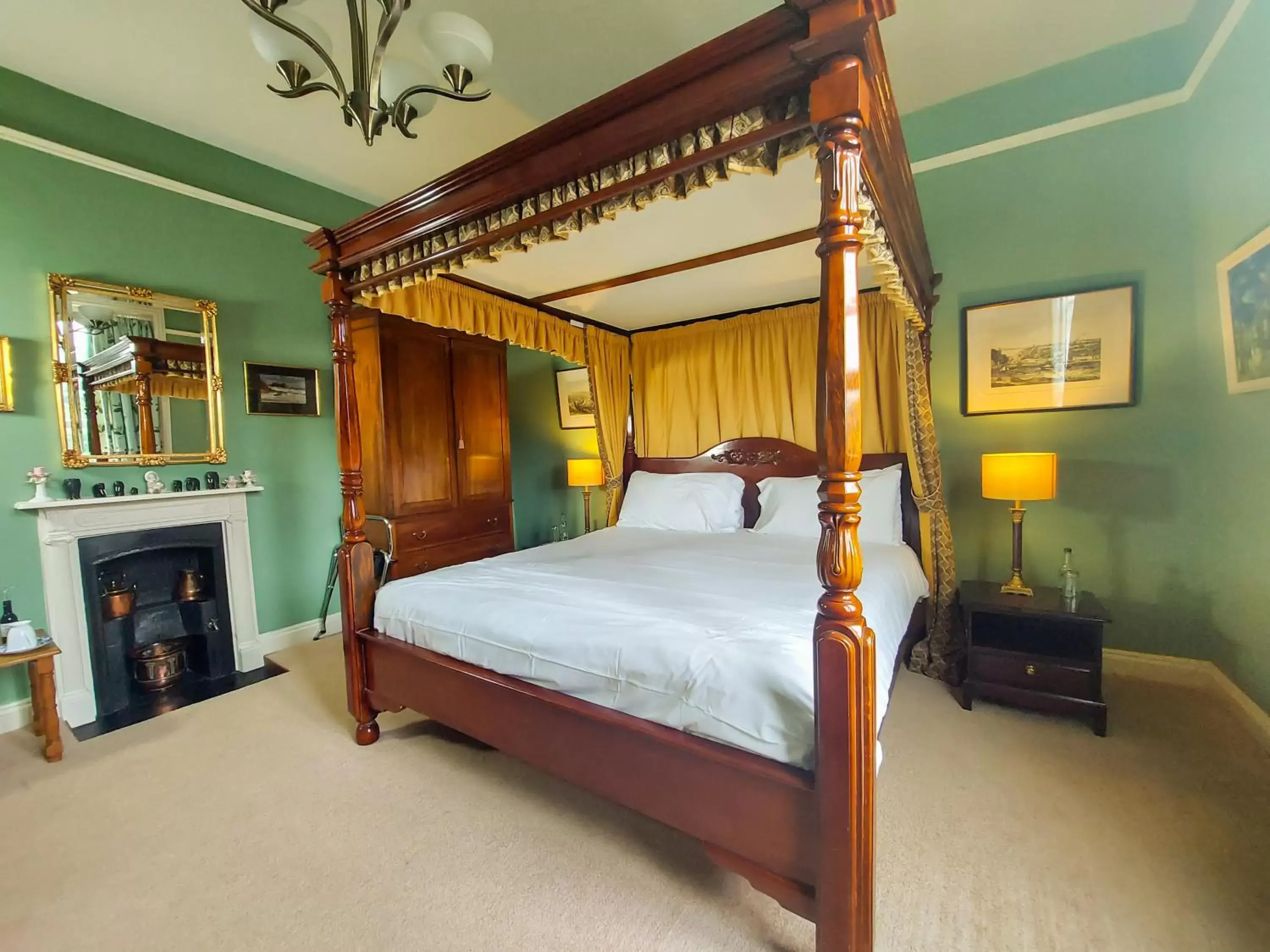 Photo of the whole room, Bed in Grosvenor Villa