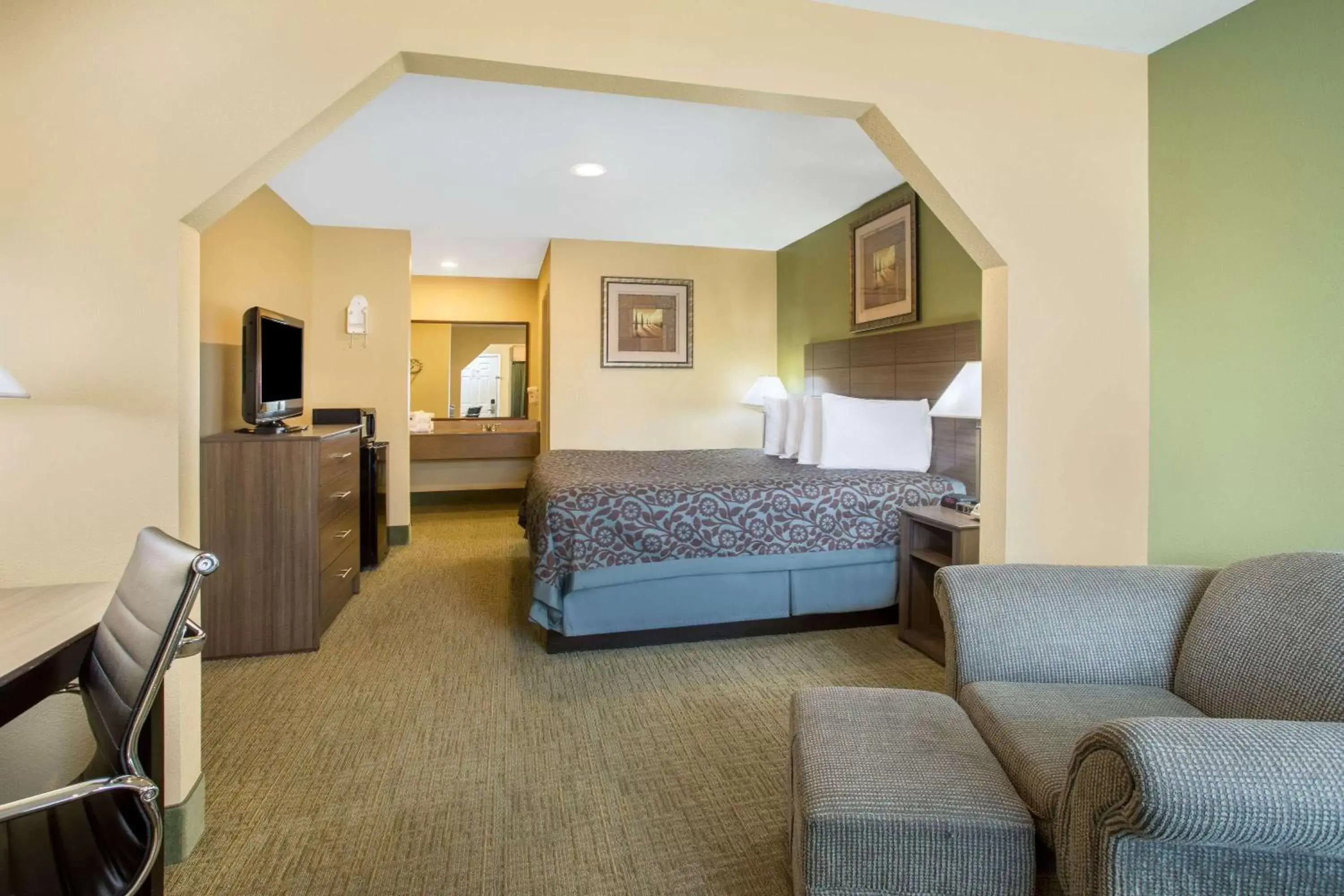 Photo of the whole room, Bed in Days Inn by Wyndham Abbeville