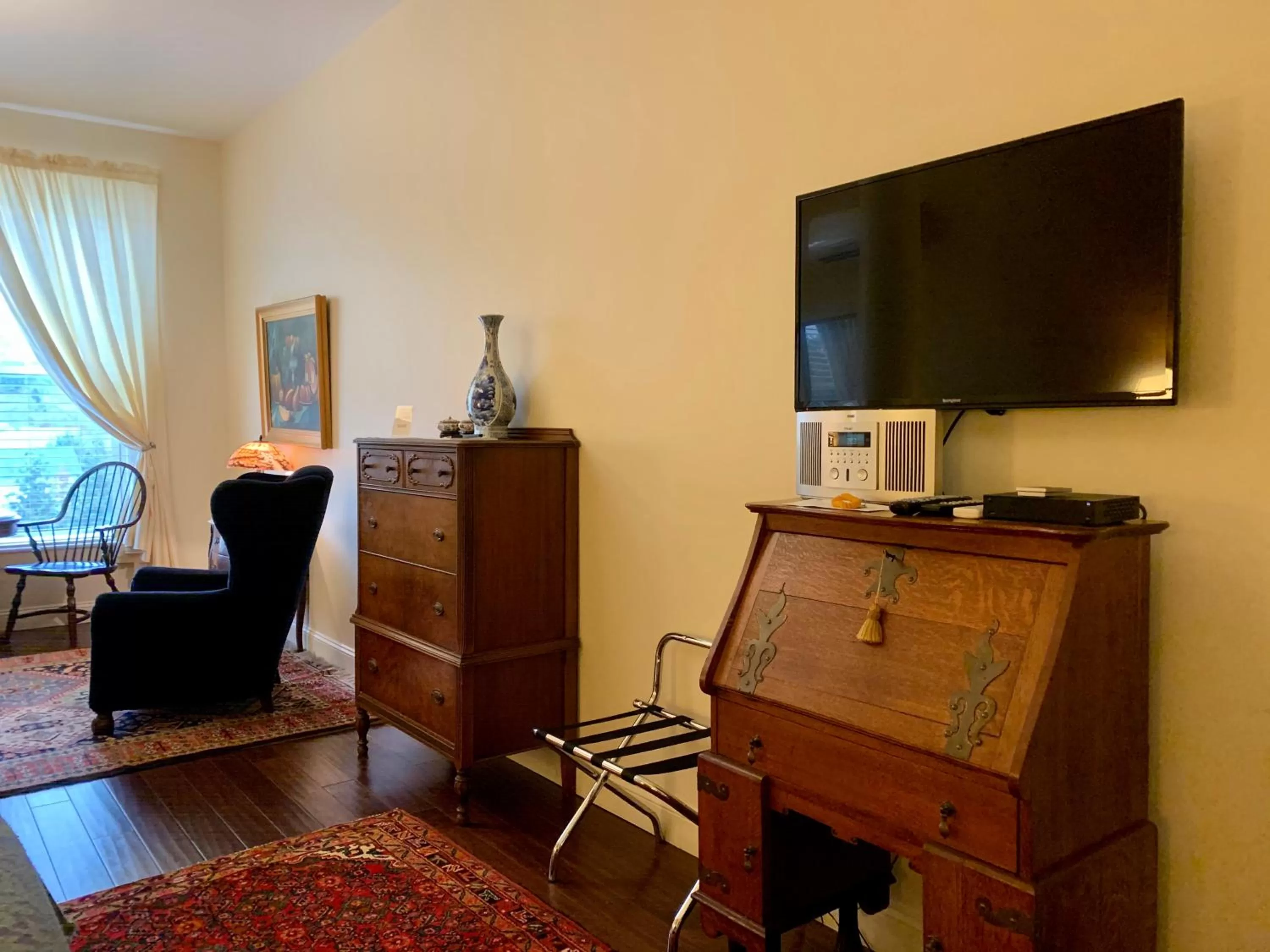 Communal lounge/ TV room, TV/Entertainment Center in The Barrington