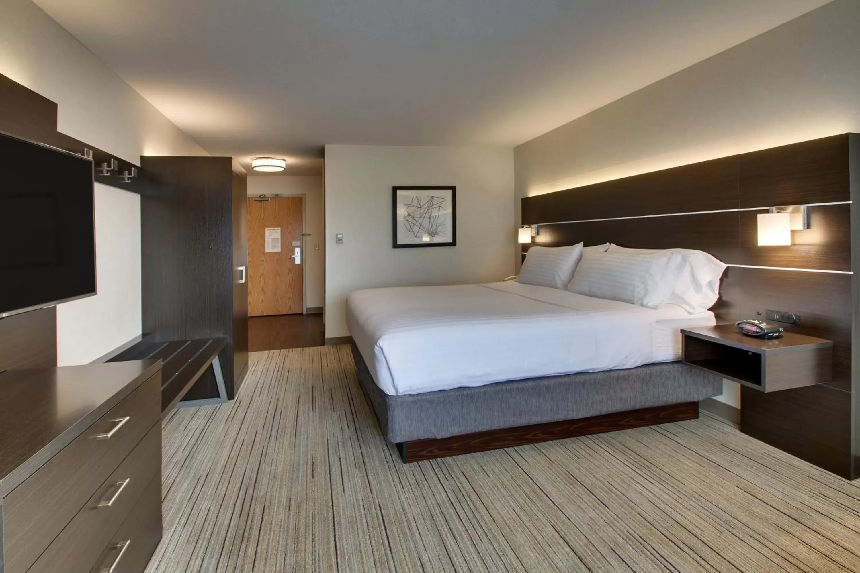 Photo of the whole room, Bed in Holiday Inn Express Hotel & Suites Morris, an IHG Hotel