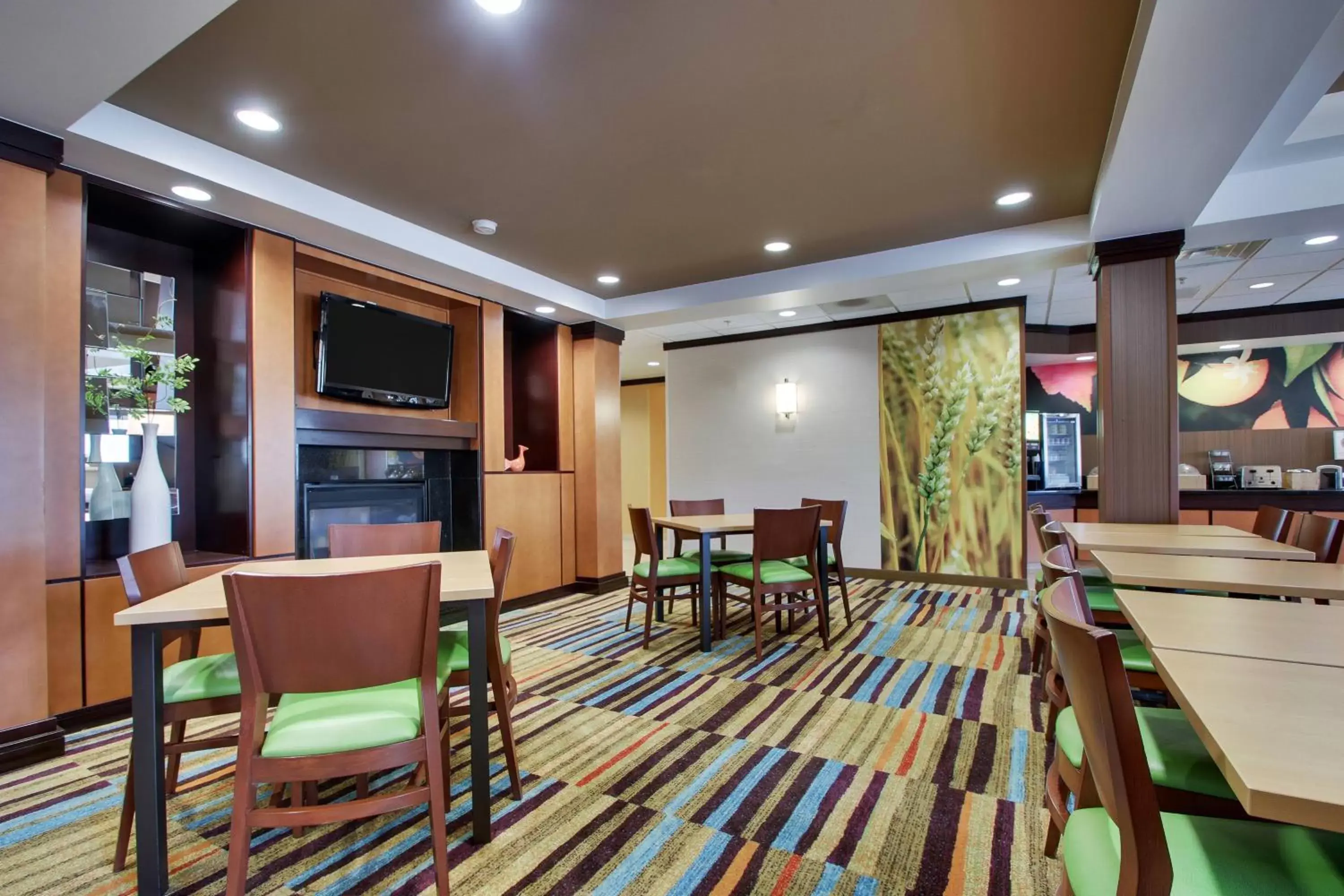Photo of the whole room, Restaurant/Places to Eat in Fairfield Inn & Suites by Marriott Ottawa Starved Rock Area