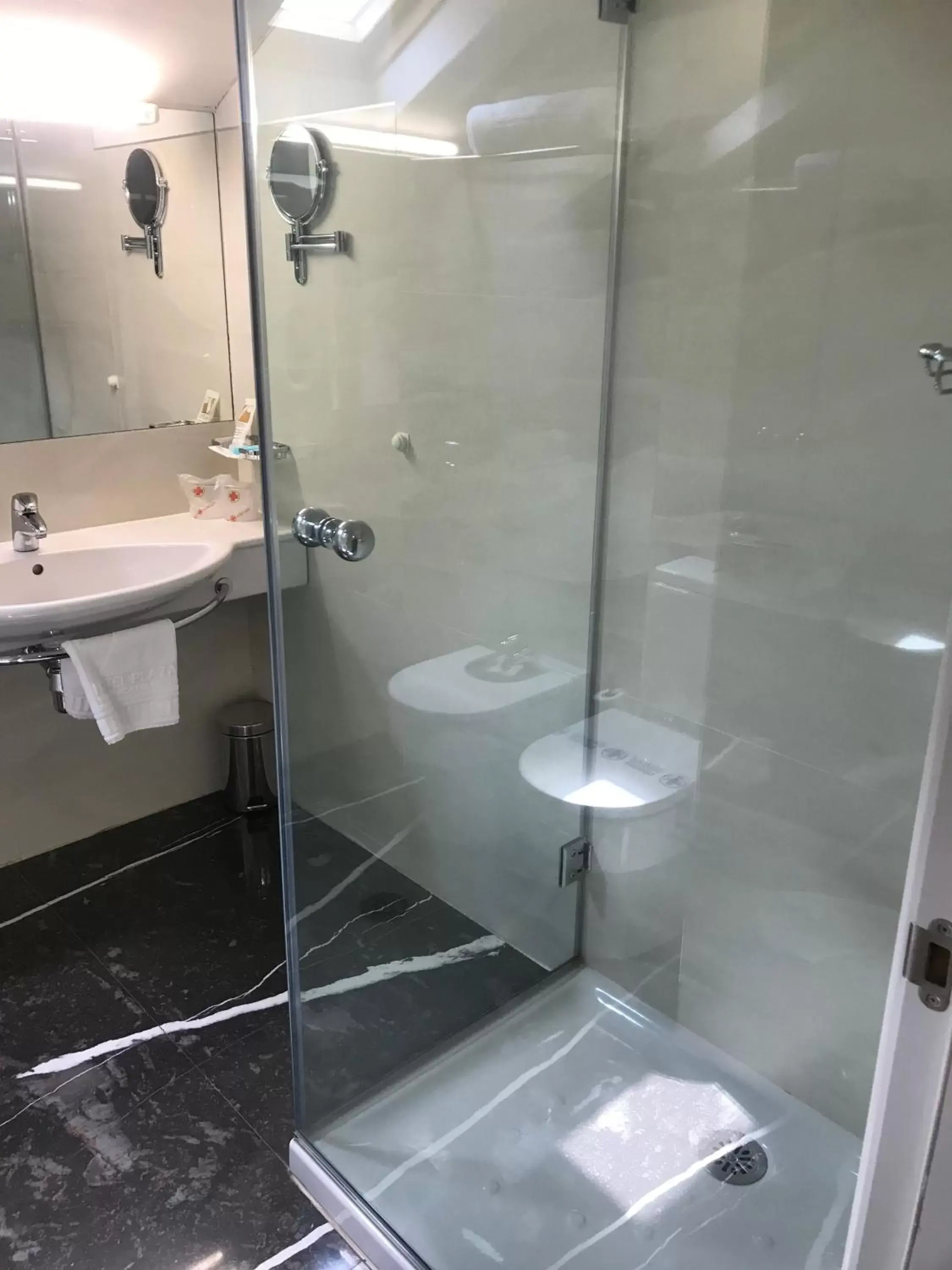 Shower, Bathroom in Plaza Mayor