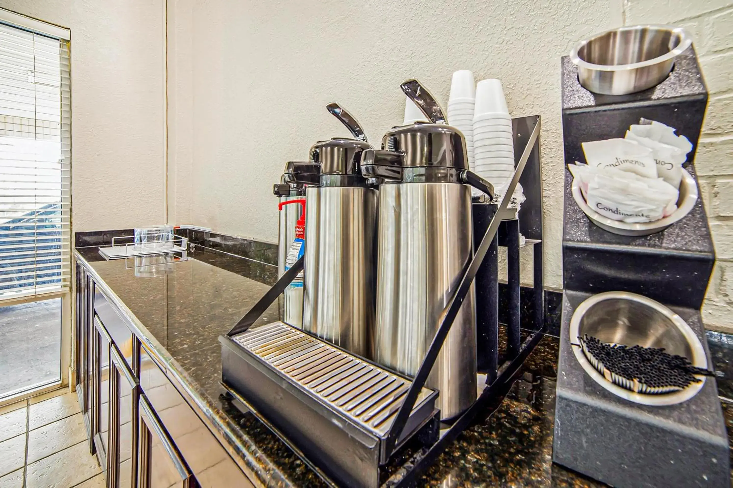 Kitchen or kitchenette in Rodeway Inn