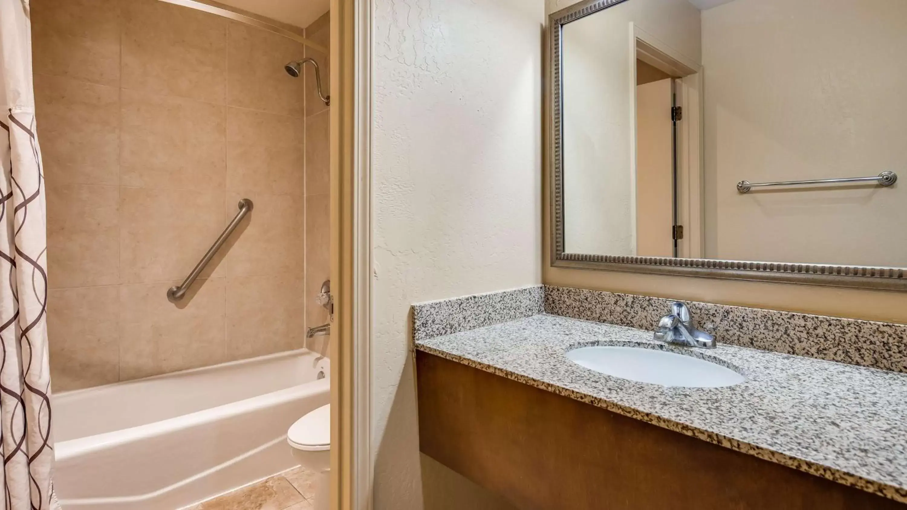 Shower, Bathroom in Best Western Cottonwood Inn