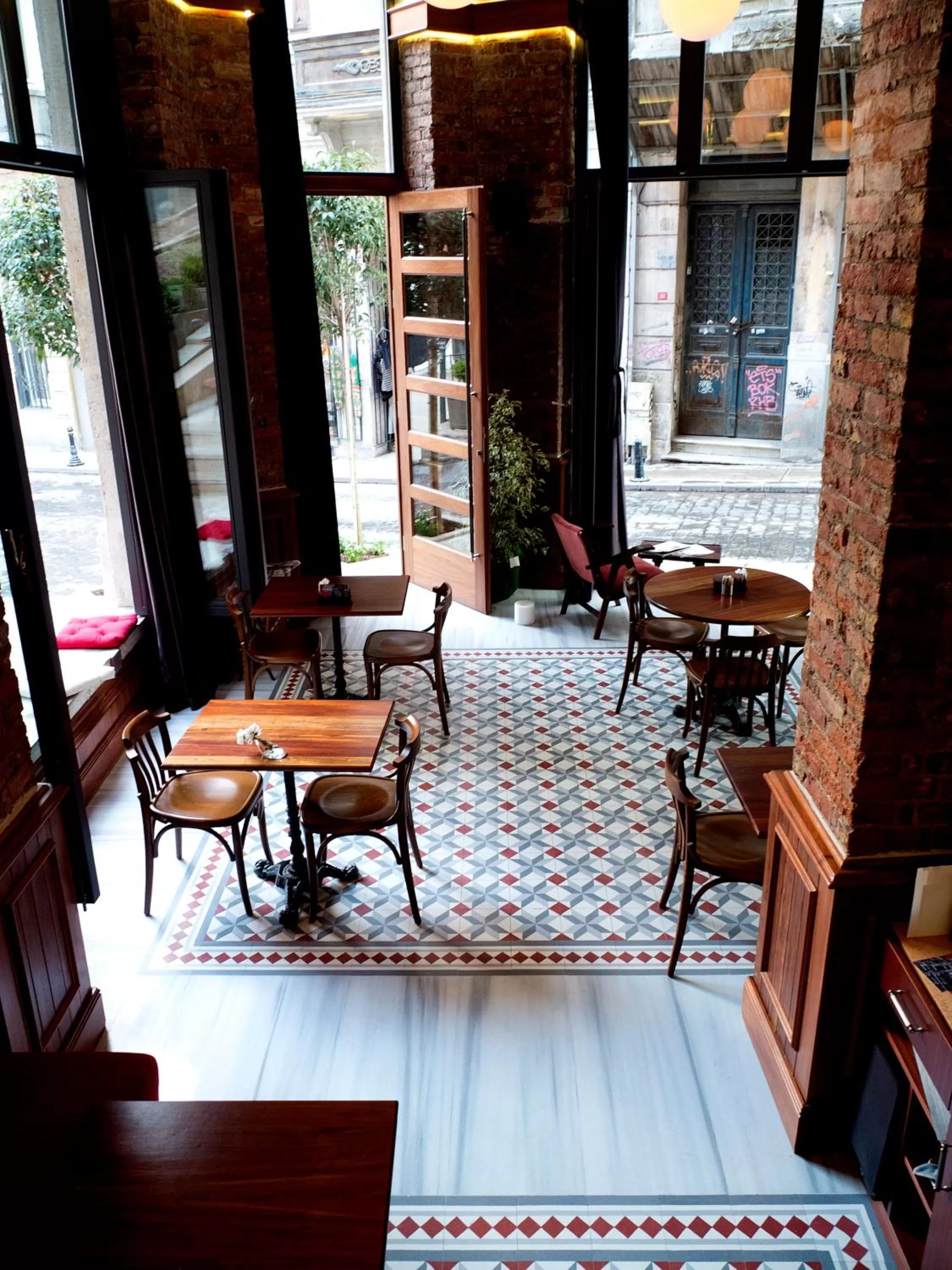 Restaurant/places to eat in Corinne Art & Boutique Hotel