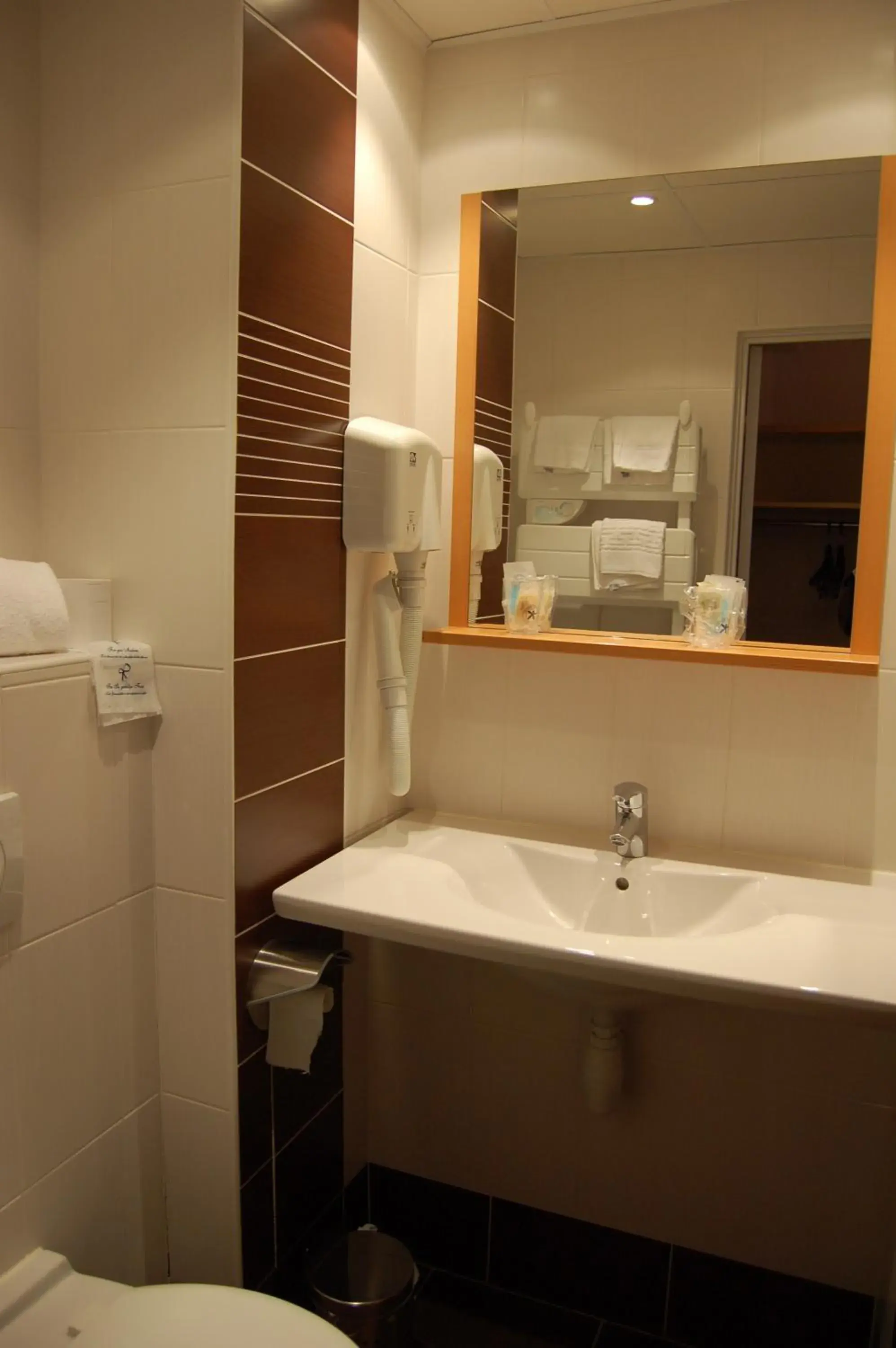 Bathroom in Hôtel Cositel, Coutances