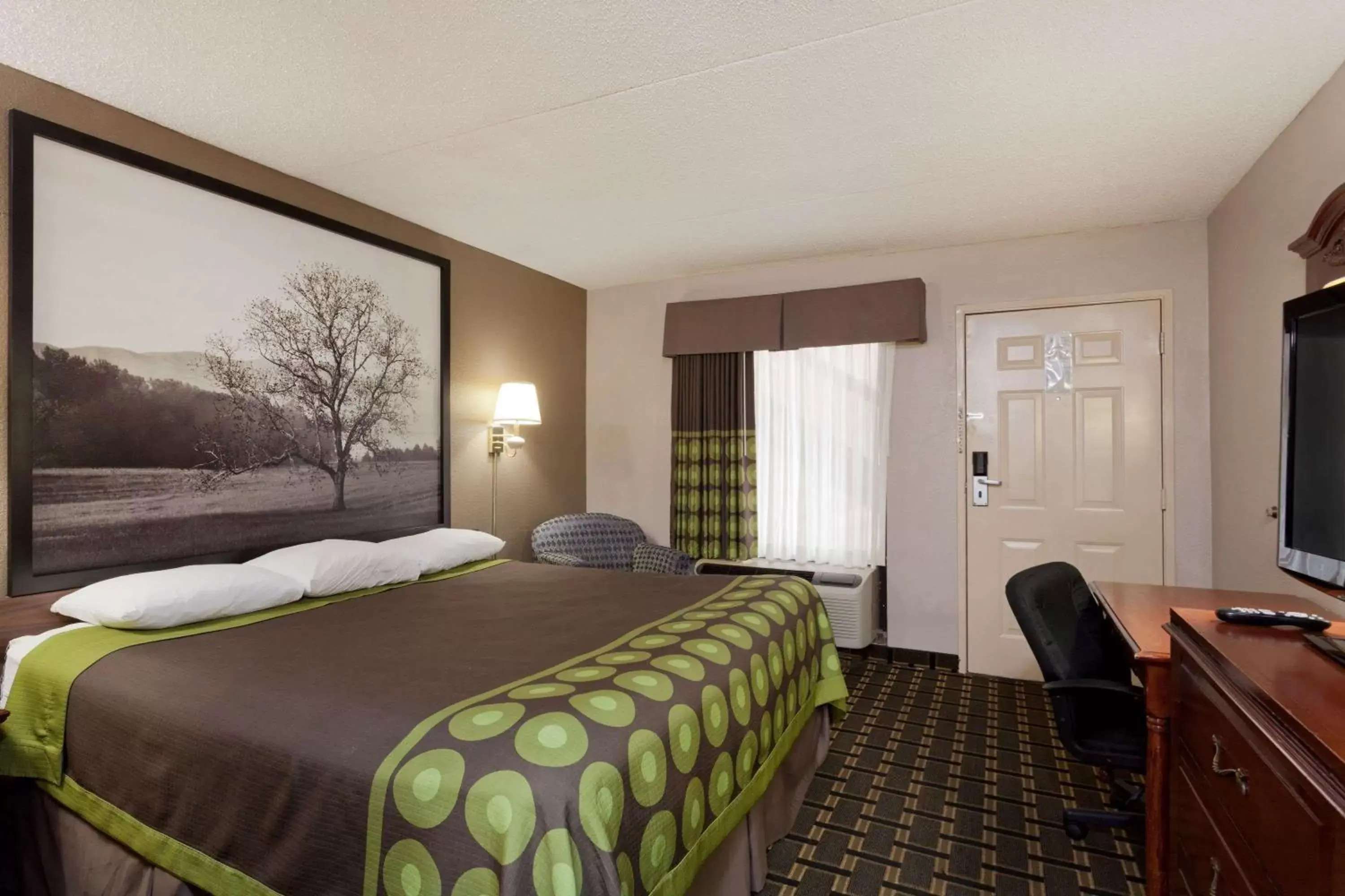 Photo of the whole room, Bed in Super 8 by Wyndham Knoxville West/Farragut