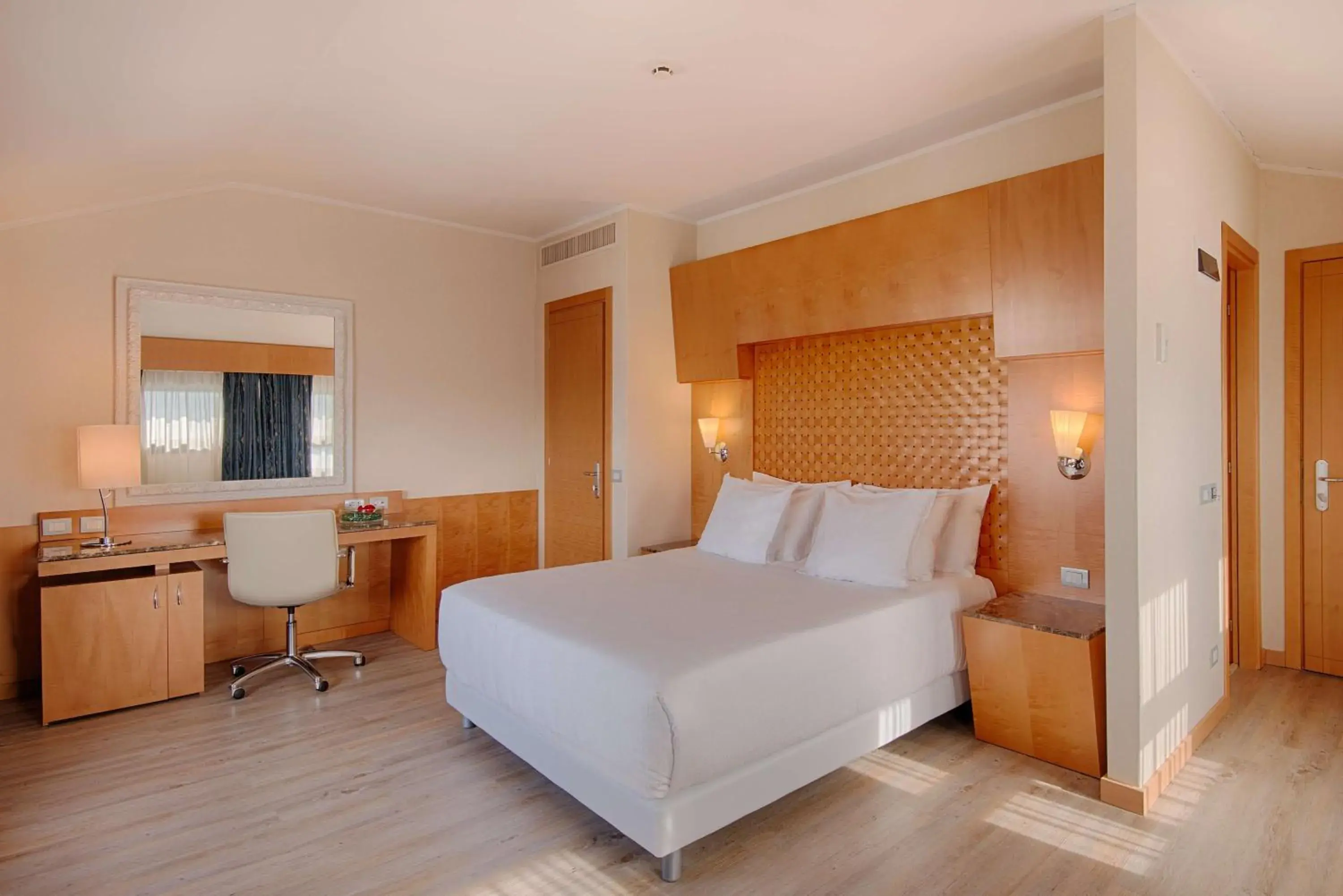 Photo of the whole room, Bed in NH Collection Genova Marina