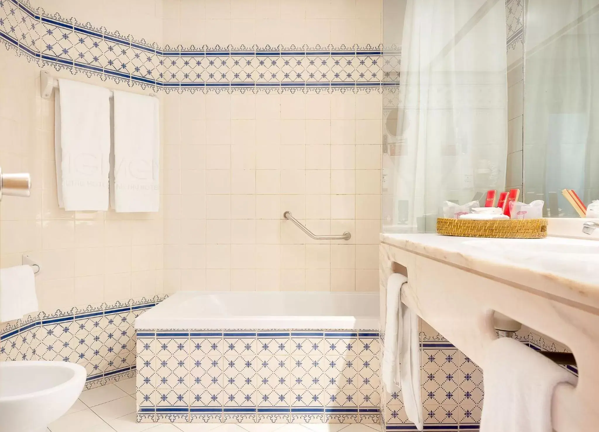 Toilet, Bathroom in Muthu Oura Praia Hotel