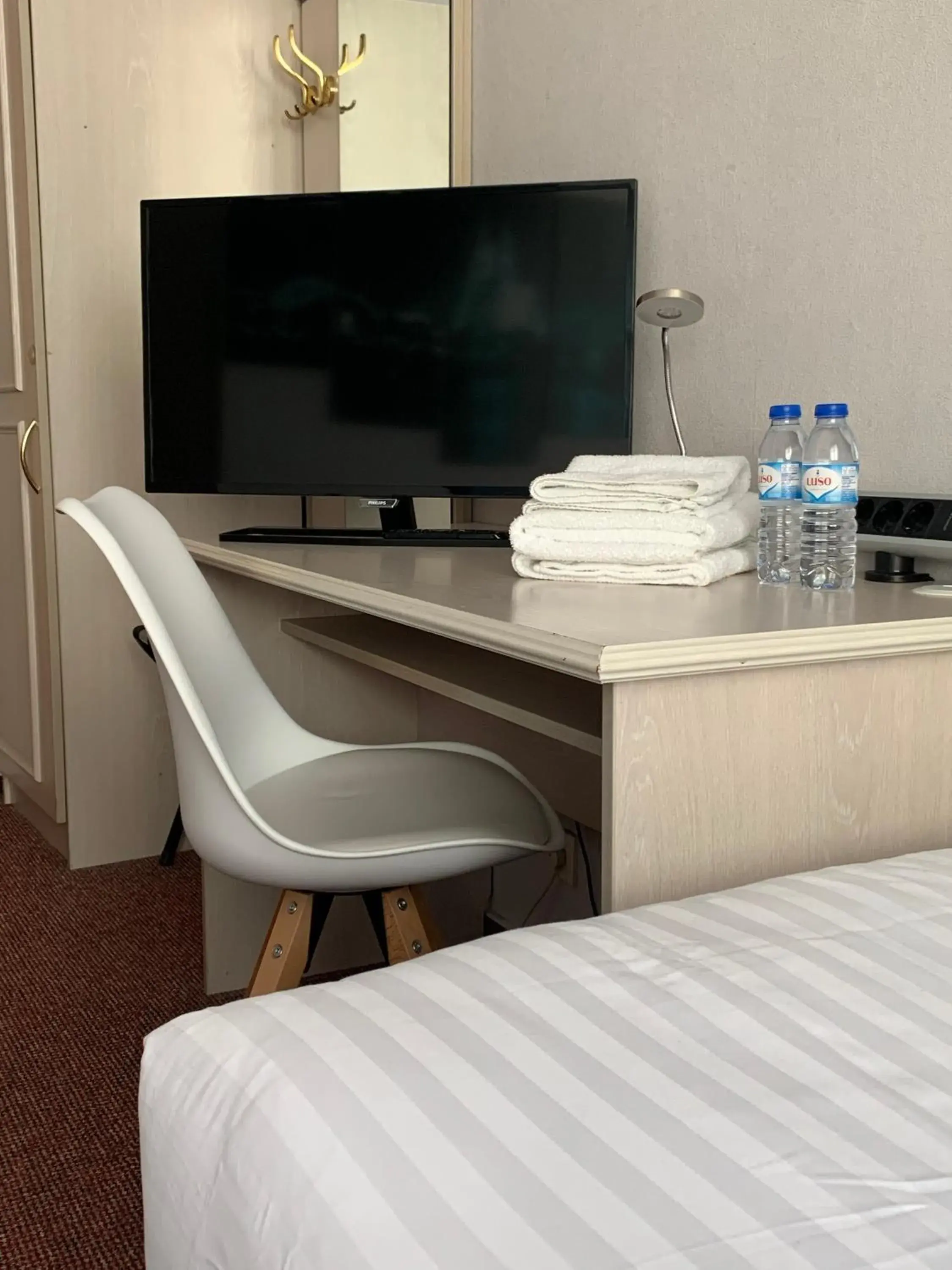 Bed, TV/Entertainment Center in Hotel Berg