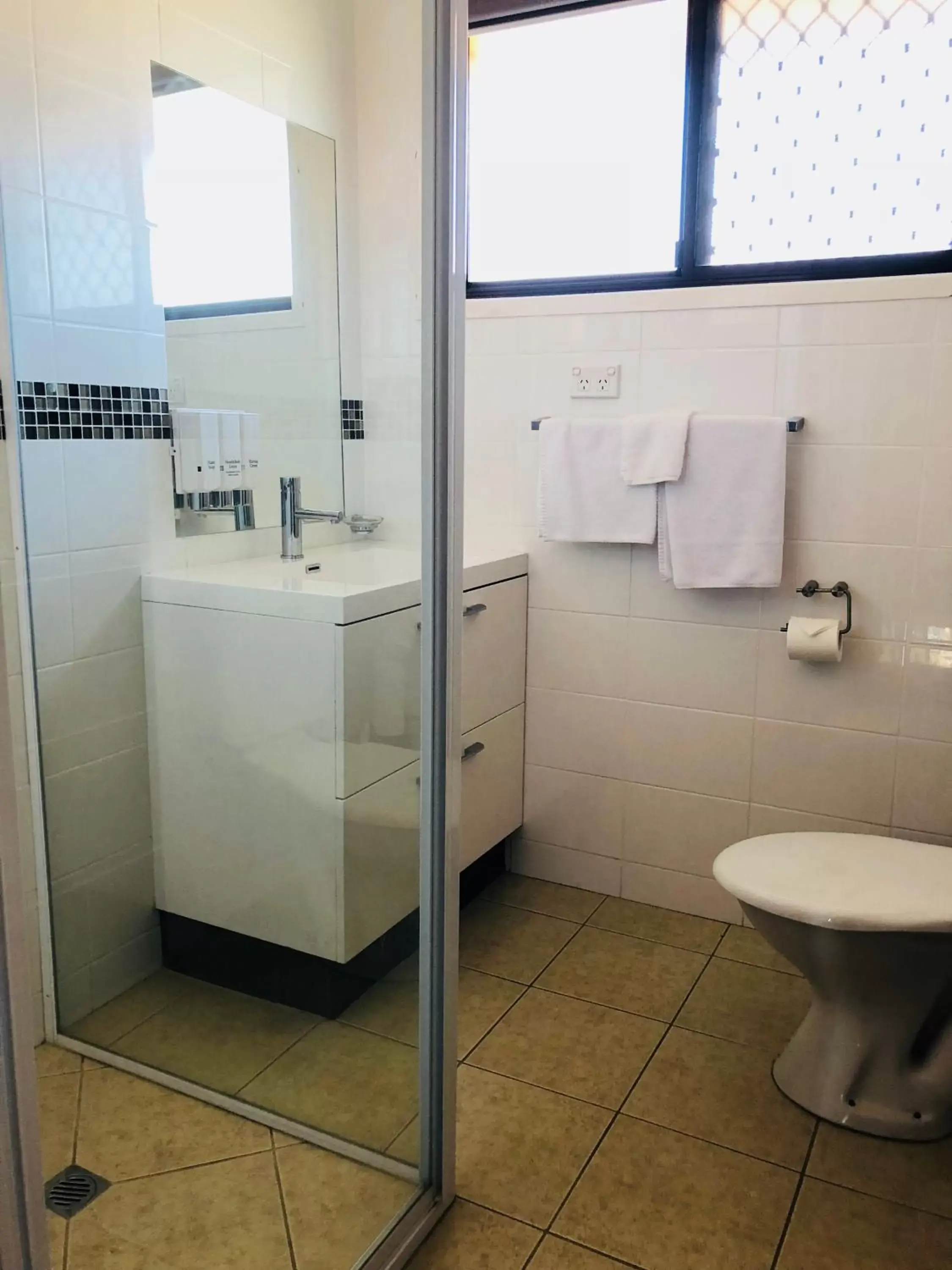 Toilet, Bathroom in Tamworth Central Motel