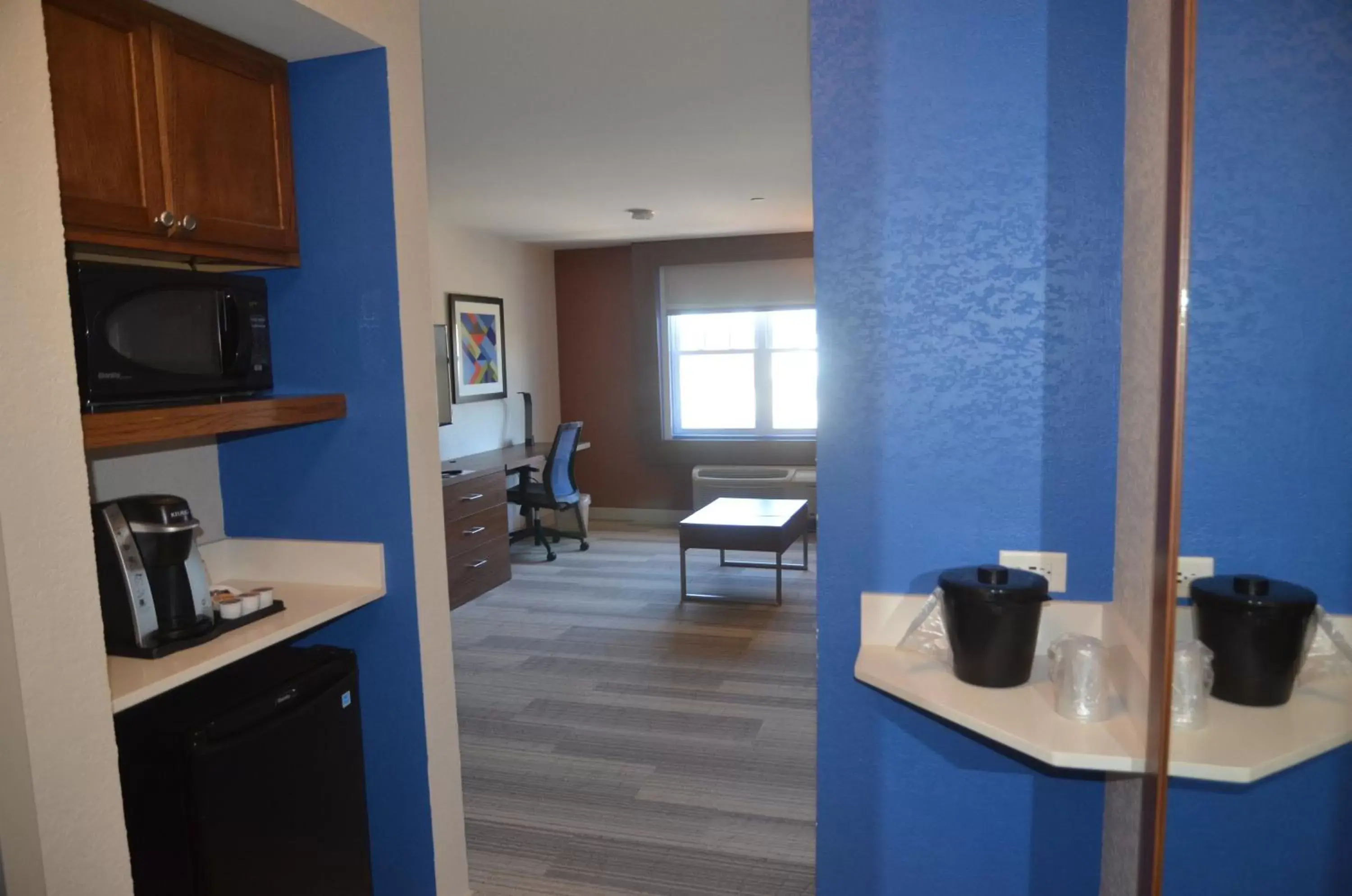 Photo of the whole room, Kitchen/Kitchenette in Holiday Inn Express Hotel & Suites Rochester, an IHG Hotel