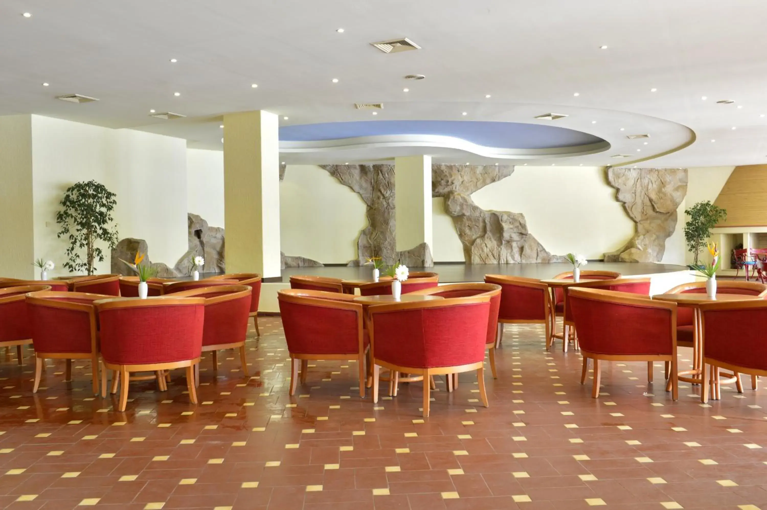 Lounge or bar, Restaurant/Places to Eat in Pestana Delfim Beach & Golf Hotel