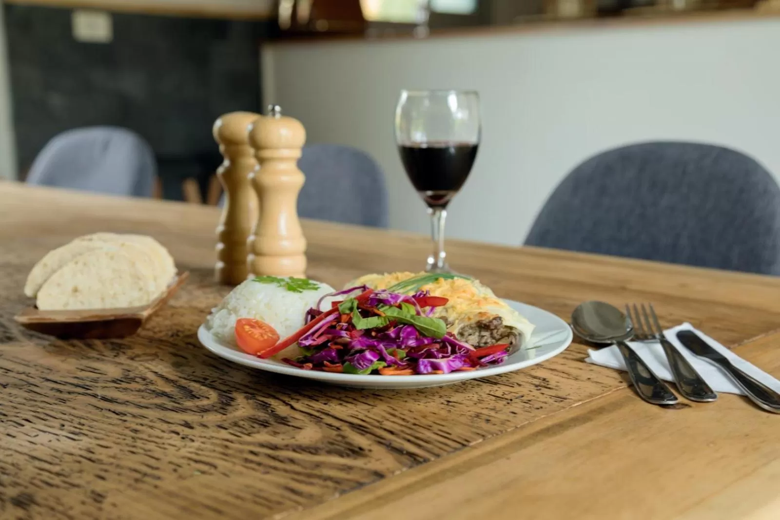 Food in Undarius Hotel (exclusively gay men)