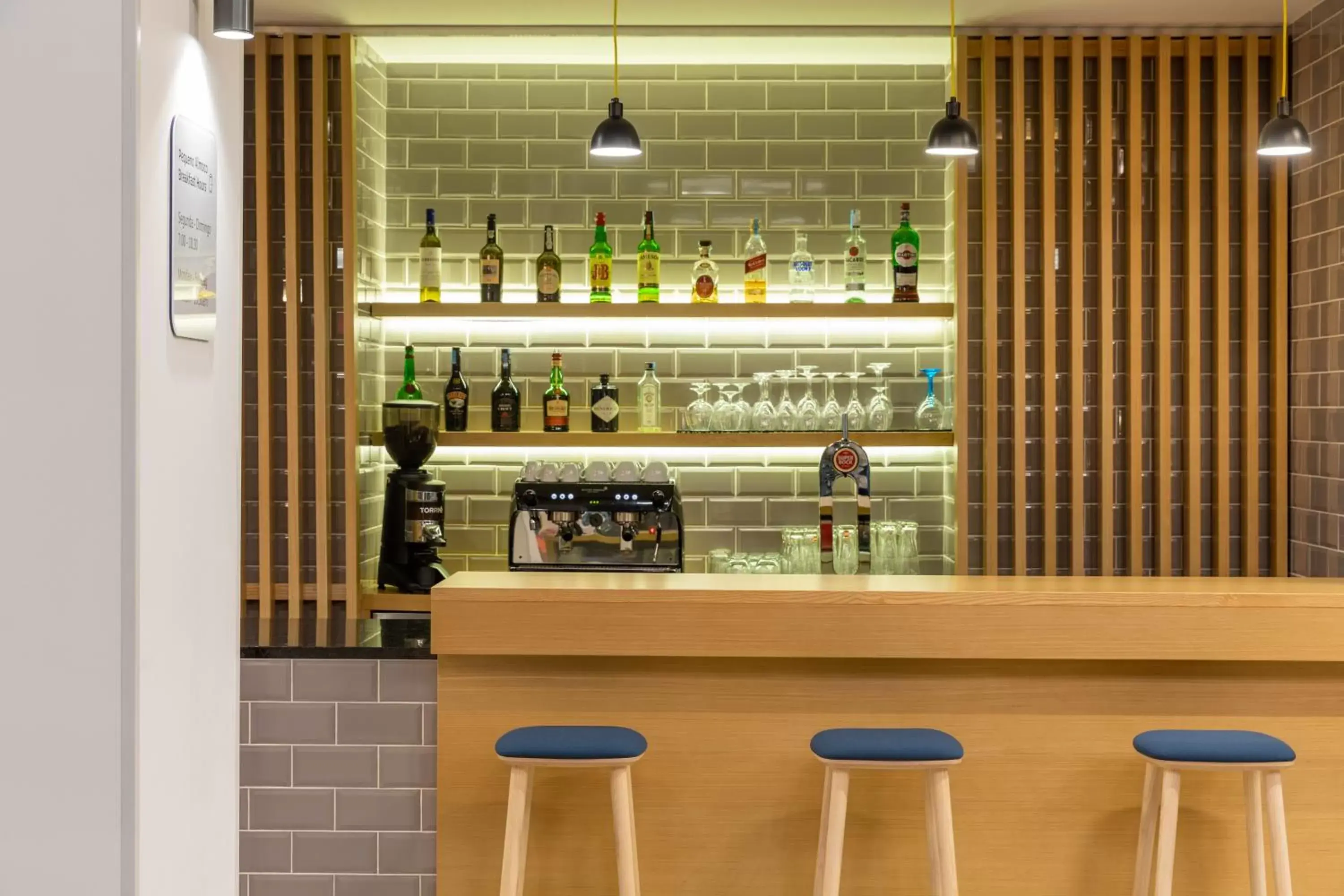 Lounge or bar, Lounge/Bar in Holiday Inn Express Porto Exponor, an IHG Hotel