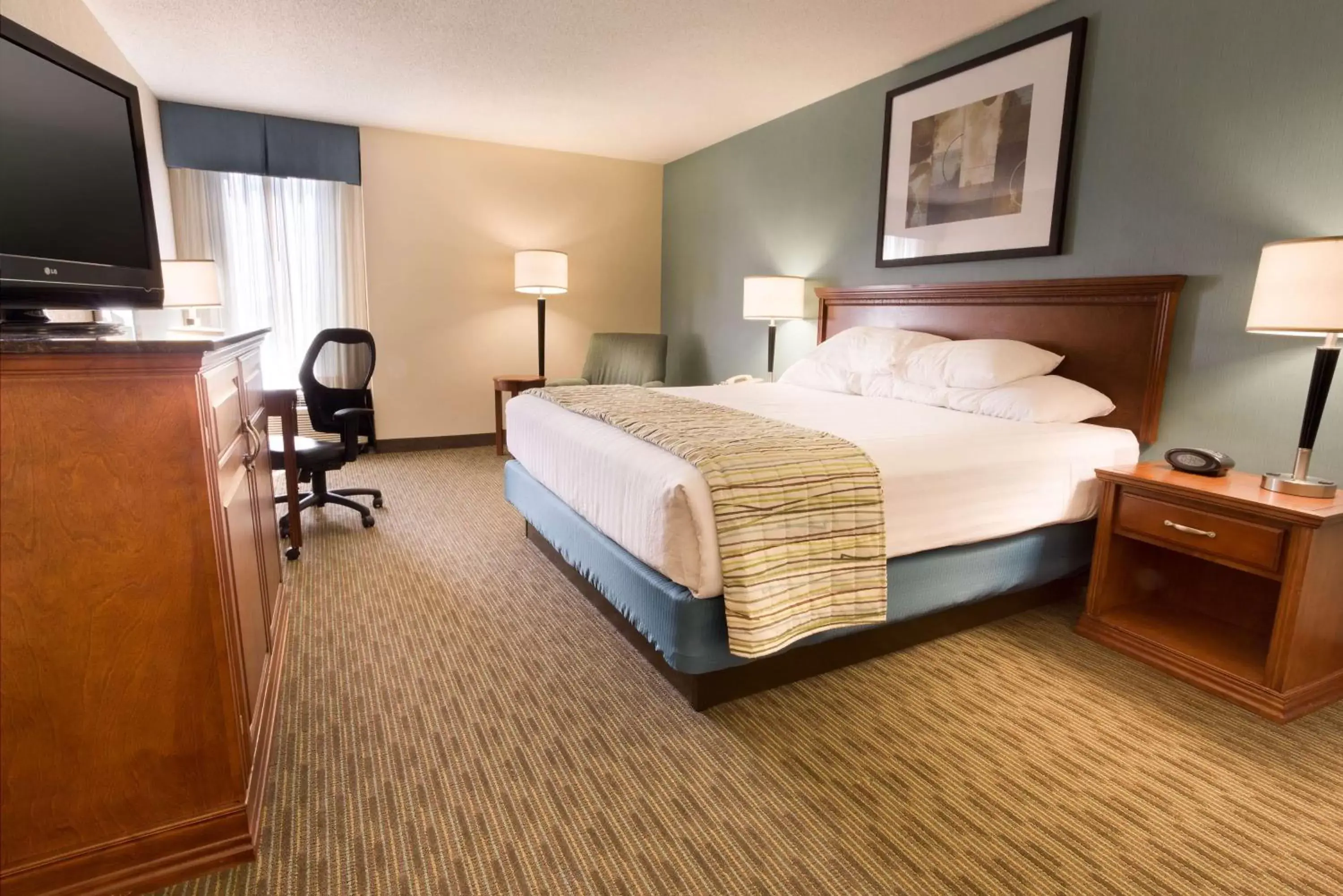 Photo of the whole room, Bed in Drury Inn & Suites St. Louis-Southwest