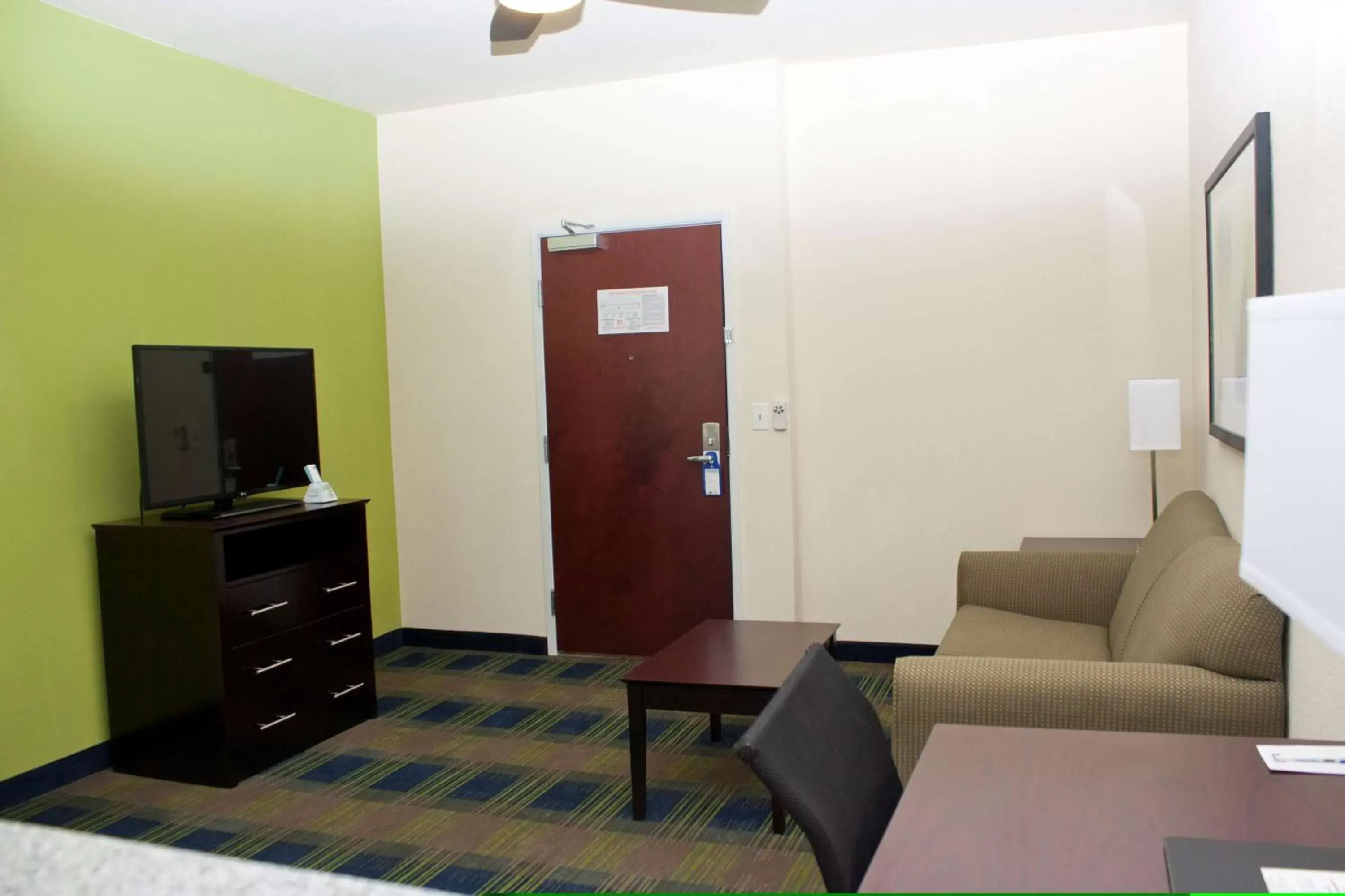 Photo of the whole room, Seating Area in Best Western Plus Pratt