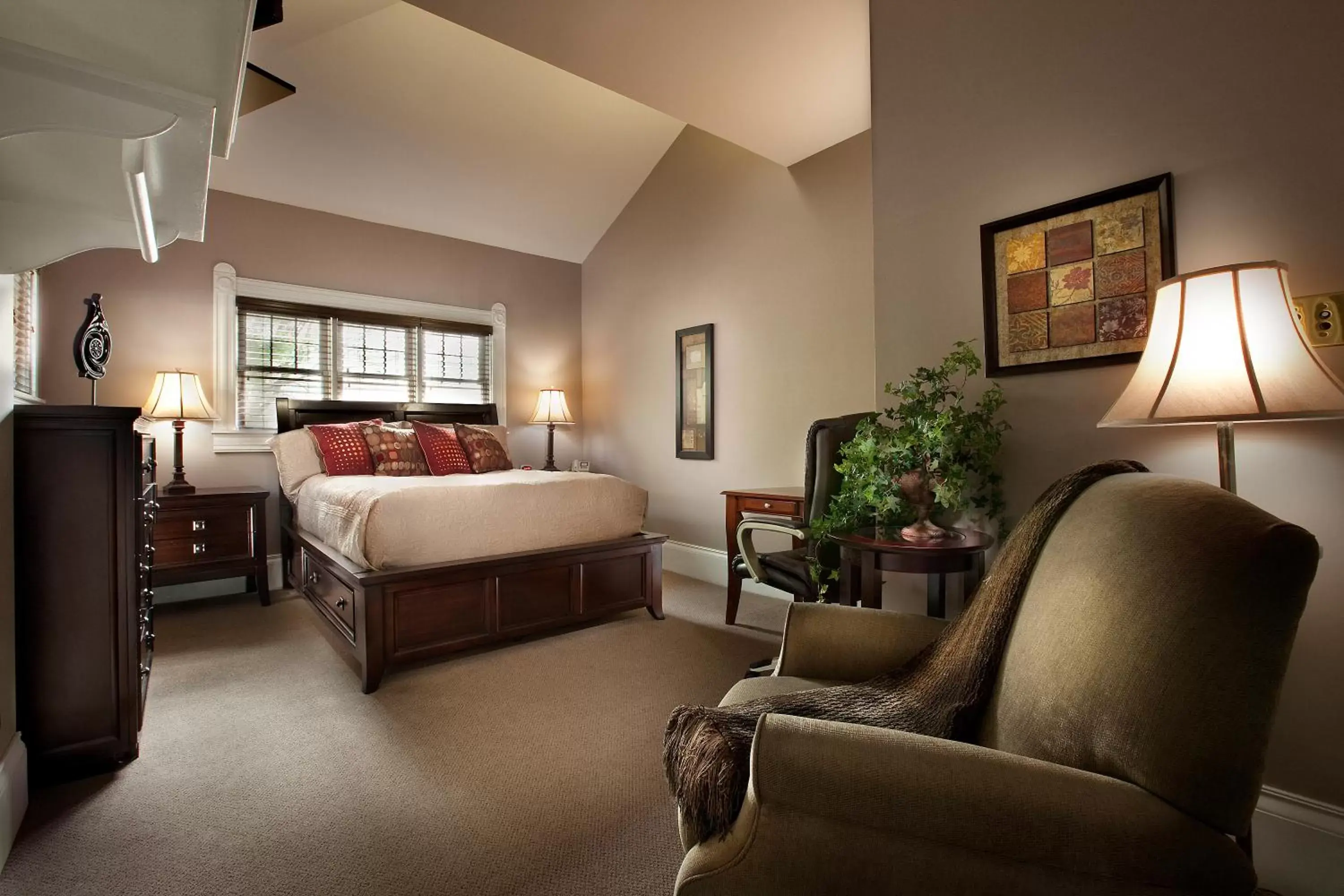 Photo of the whole room, Bed in Grant Street Inn - Bloomington Photo of the whole room, Bed in Grant Street Inn - Bloomington