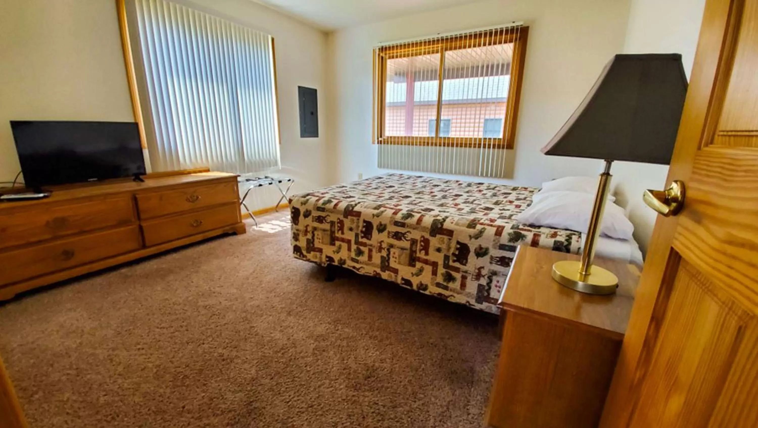 Photo of the whole room, Bed in Jasper Ridge Inn Ishpeming