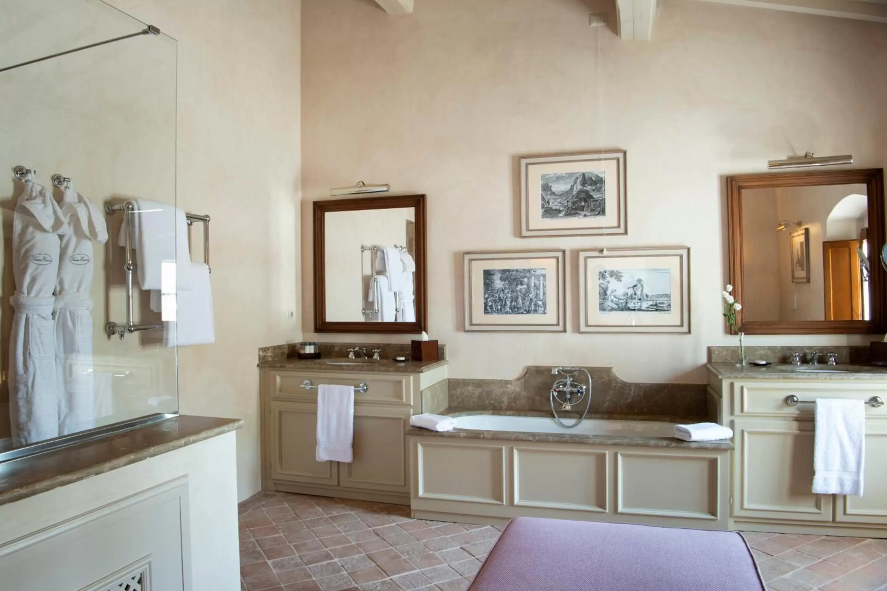 Shower, TV/Entertainment Center in VIESCA Suites & Villas Il Borro Toscana