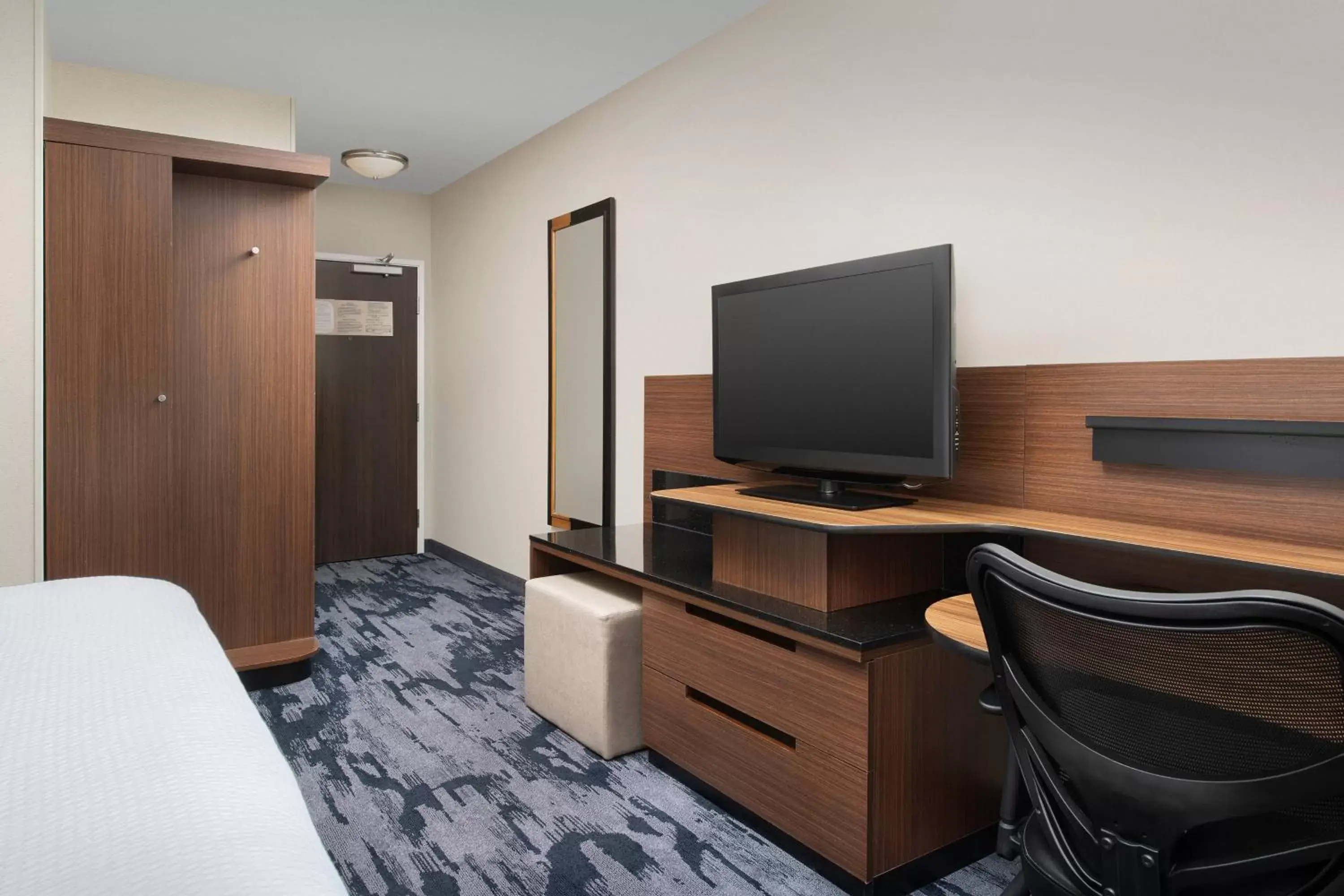 Photo of the whole room, TV/Entertainment Center in Fairfield Inn & Suites Baltimore BWI Airport
