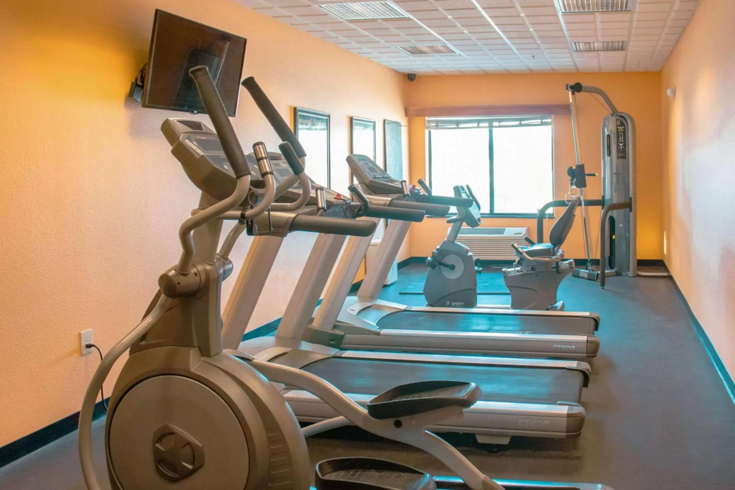 Fitness centre/facilities, Fitness Center/Facilities in Expressway Suites of Grand Forks