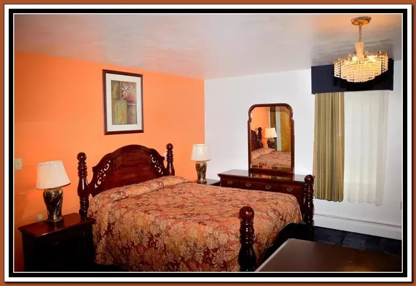 Queen Suite with Fireplace in The Cardinal Inn Queen Suite with Fireplace in The Cardinal Inn