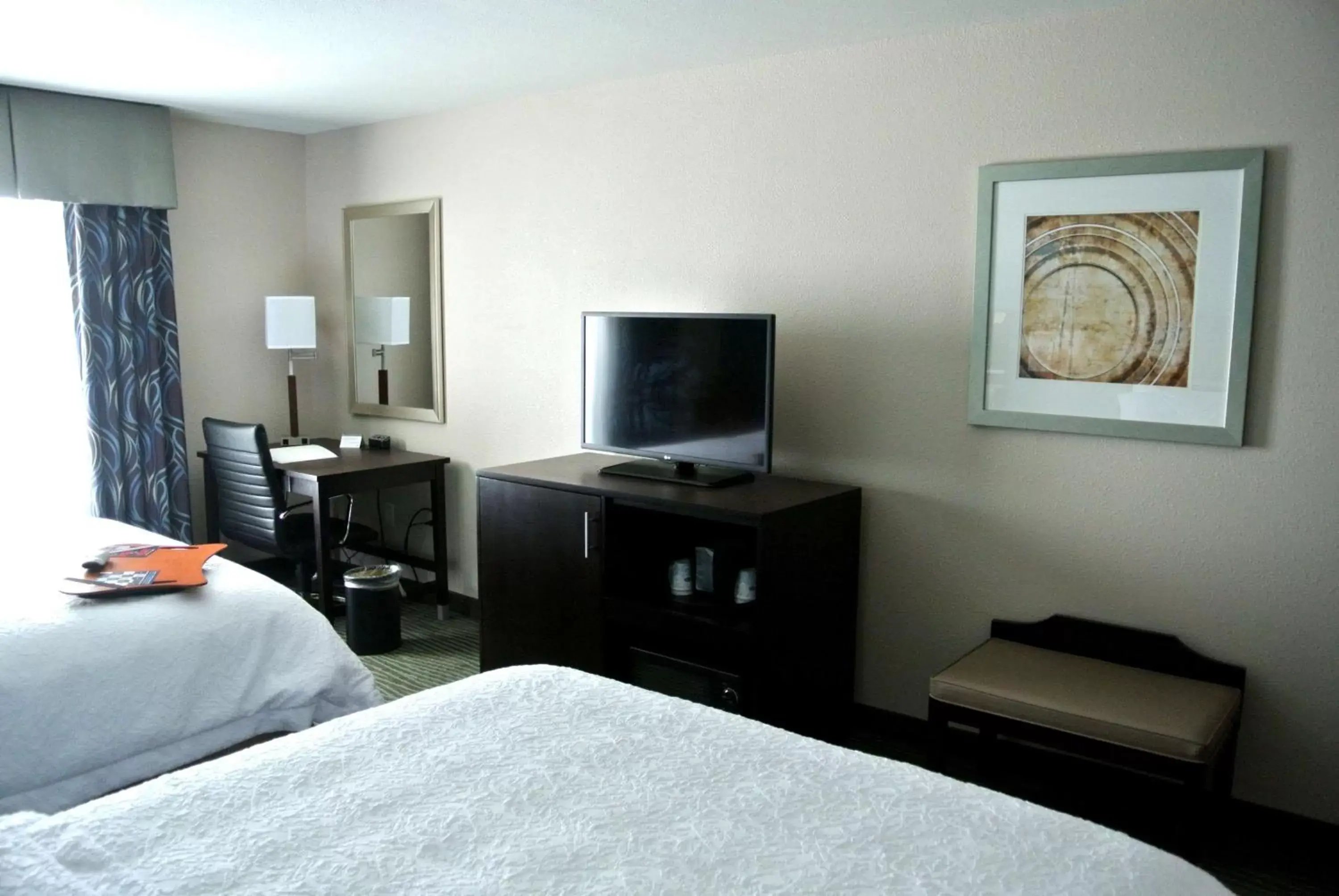 Bedroom, TV/Entertainment Center in Hampton Inn Carrizo Springs