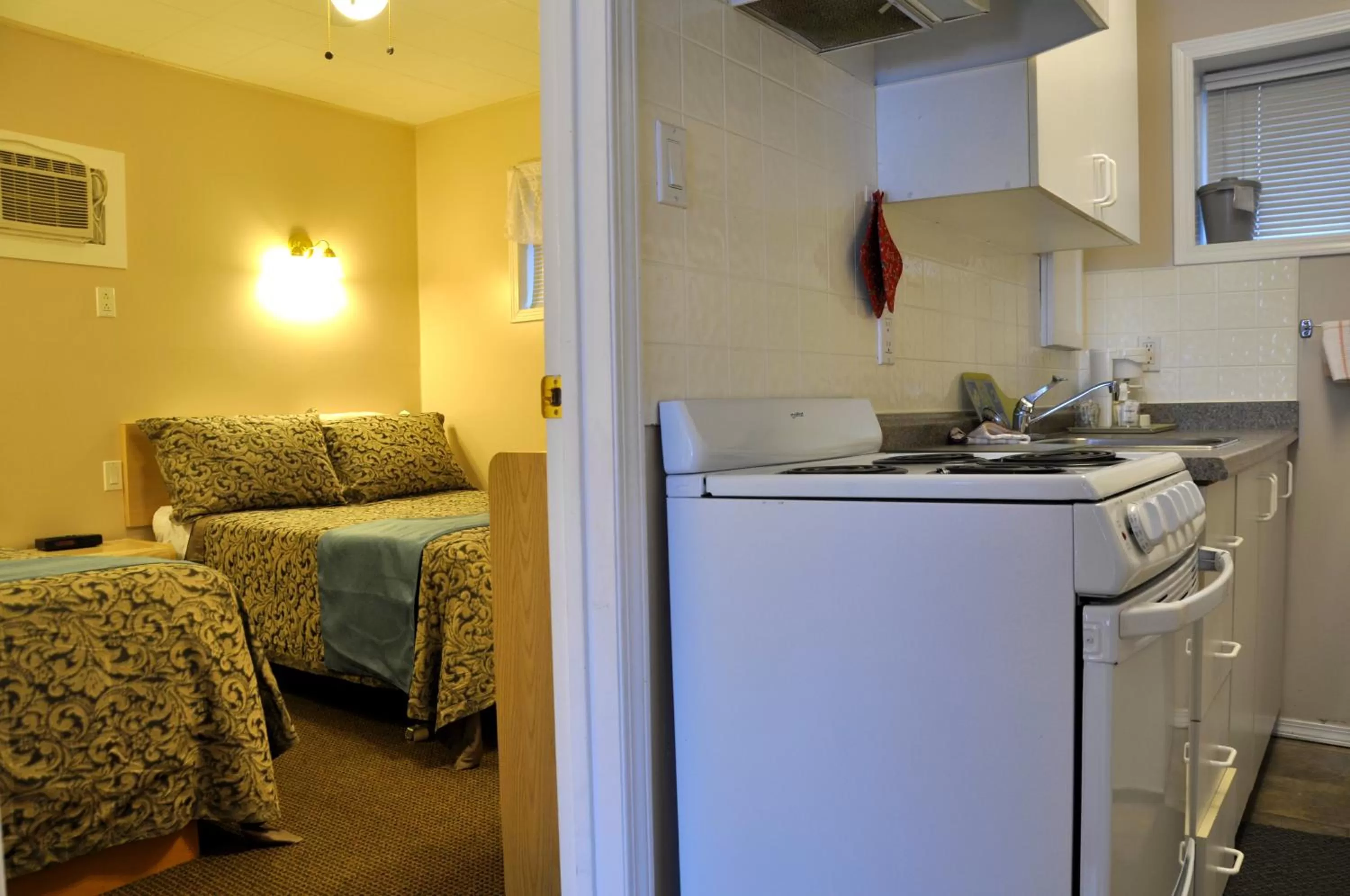 Kitchen or kitchenette, Bed in Rosedale Motel