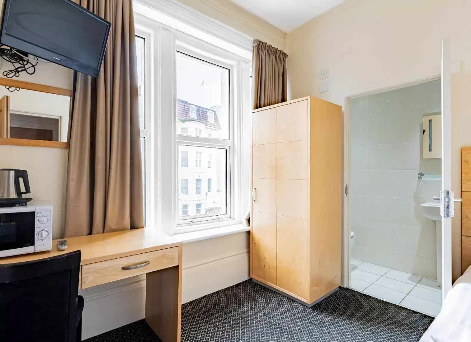 Bedroom, TV/Entertainment Center in Brooklands Lodge