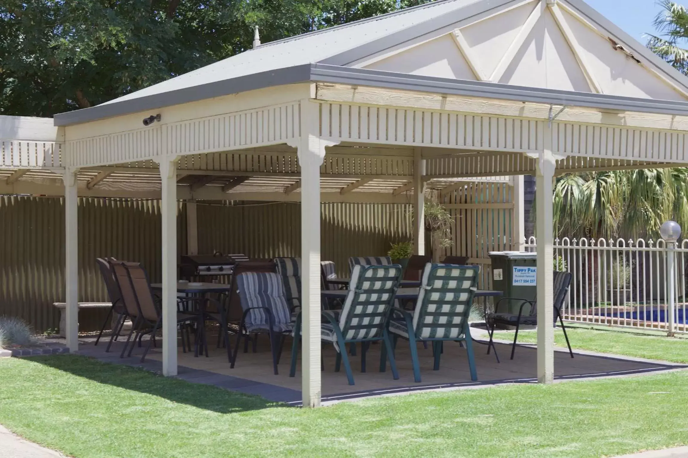Swimming pool in Paddlewheel Motel Swimming pool in Paddlewheel Motel