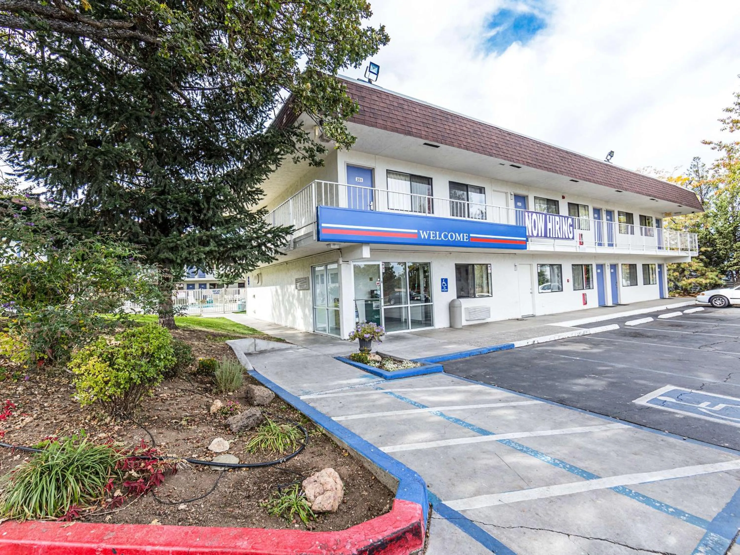 Property building in Motel 6-Yreka, CA