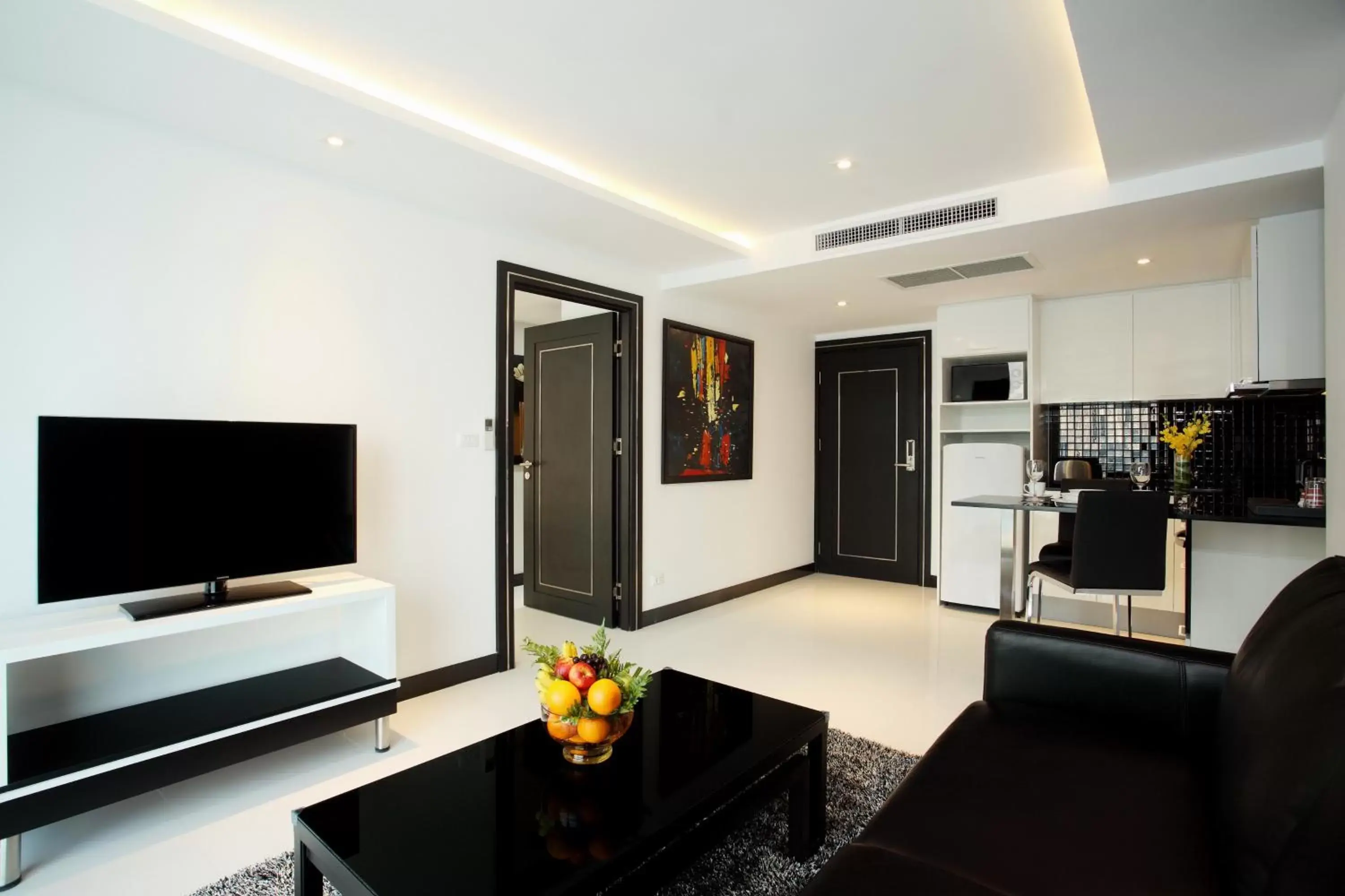 Kitchen or kitchenette, TV/Entertainment Center in Nova Suites Pattaya by Compass Hospitality