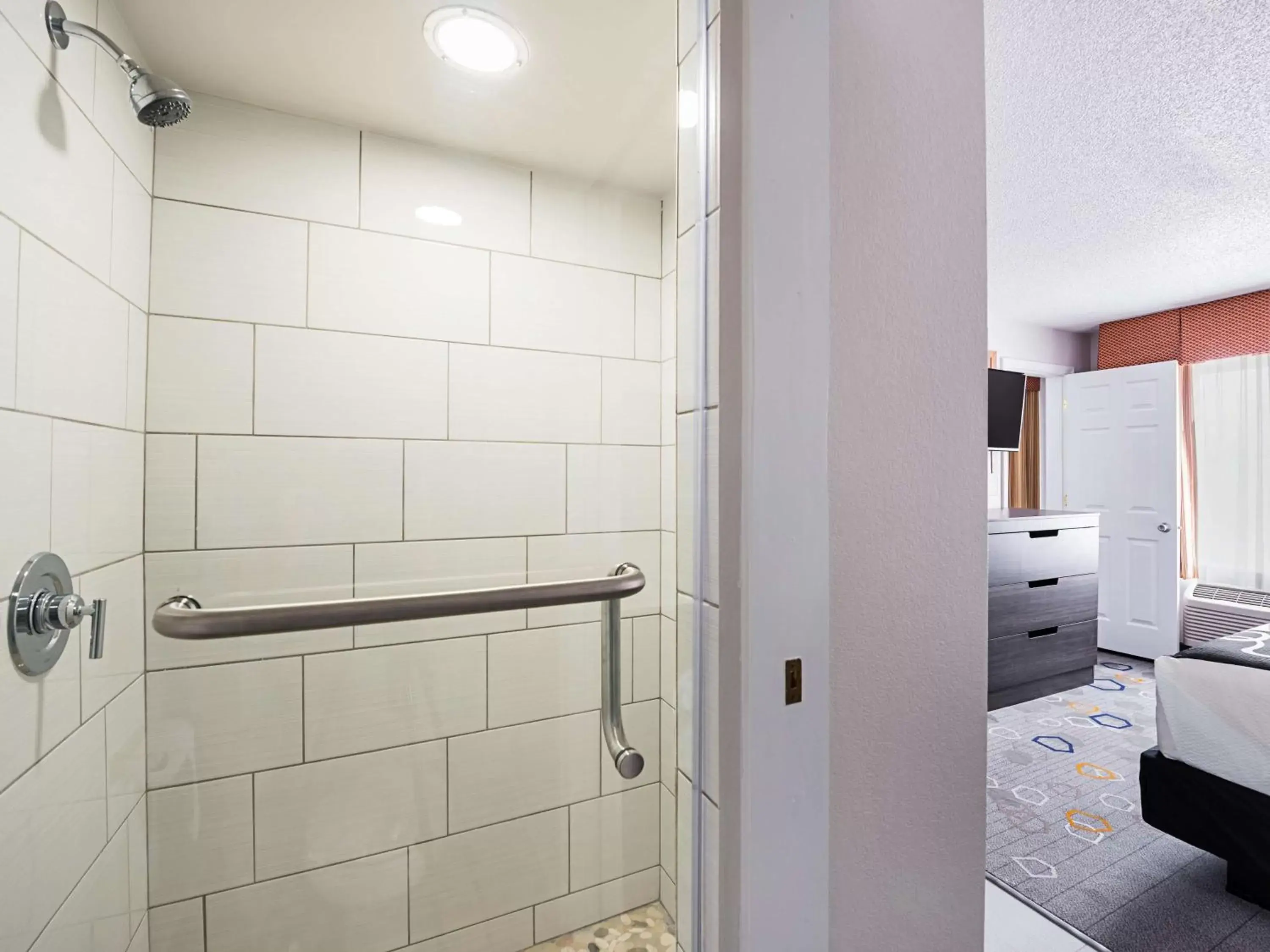Photo of the whole room, Bathroom in La Quinta by Wyndham Minneapolis Northwest