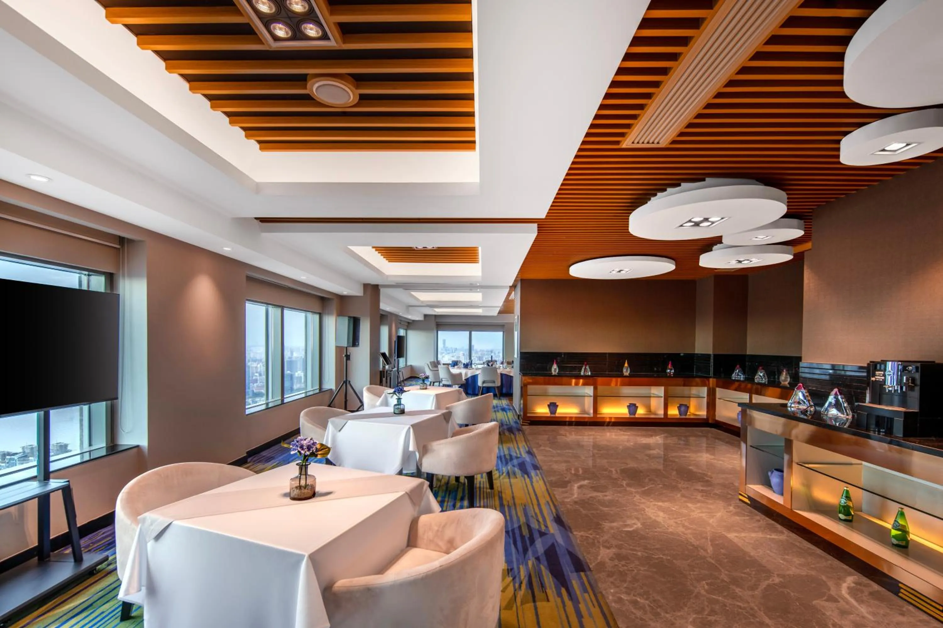 Novotel Atlantis Shanghai - Enjoy our great-valued breakfast in our rooftop revolving restaurant with a stunning river view & utilize our FREE self-serviced laundry
