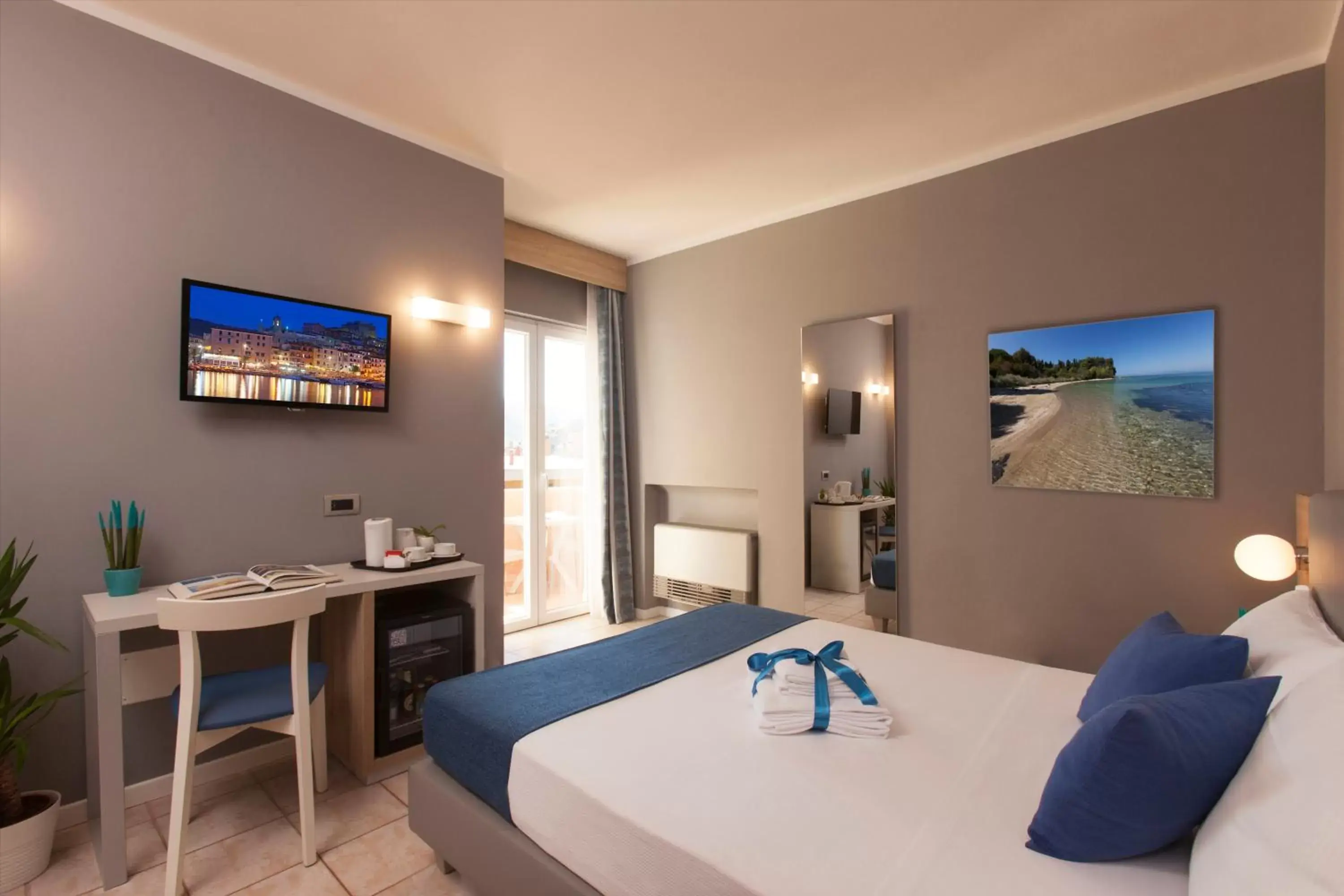 Bedroom, TV/Entertainment Center in Bike&Boat Argentario Hotel