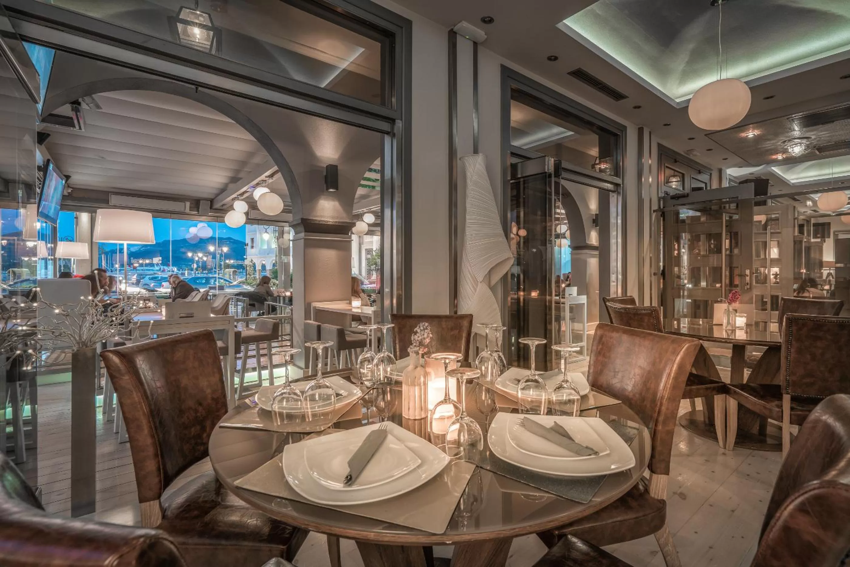 Restaurant/places to eat in Phoenix Hotel