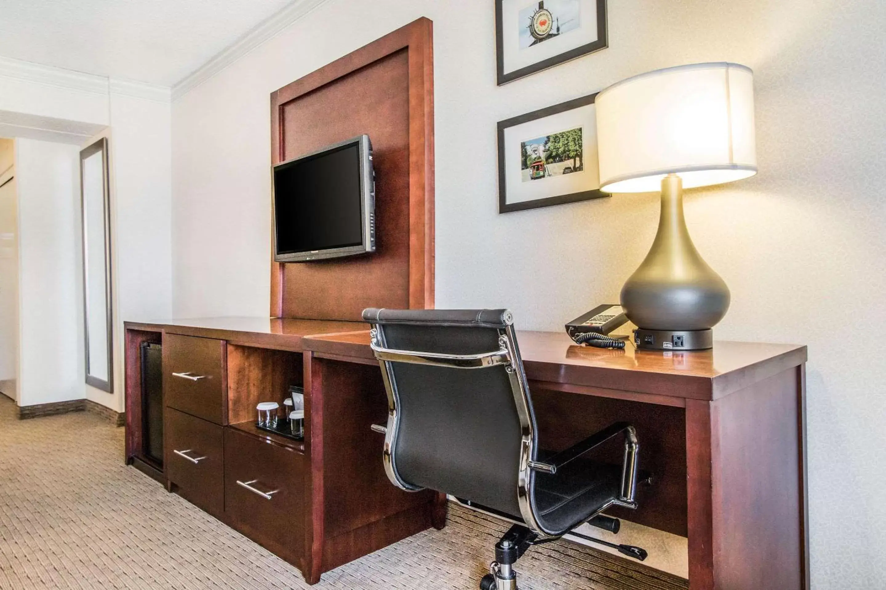 Photo of the whole room, TV/Entertainment Center in Comfort Inn By the Bay Hotel San Francisco