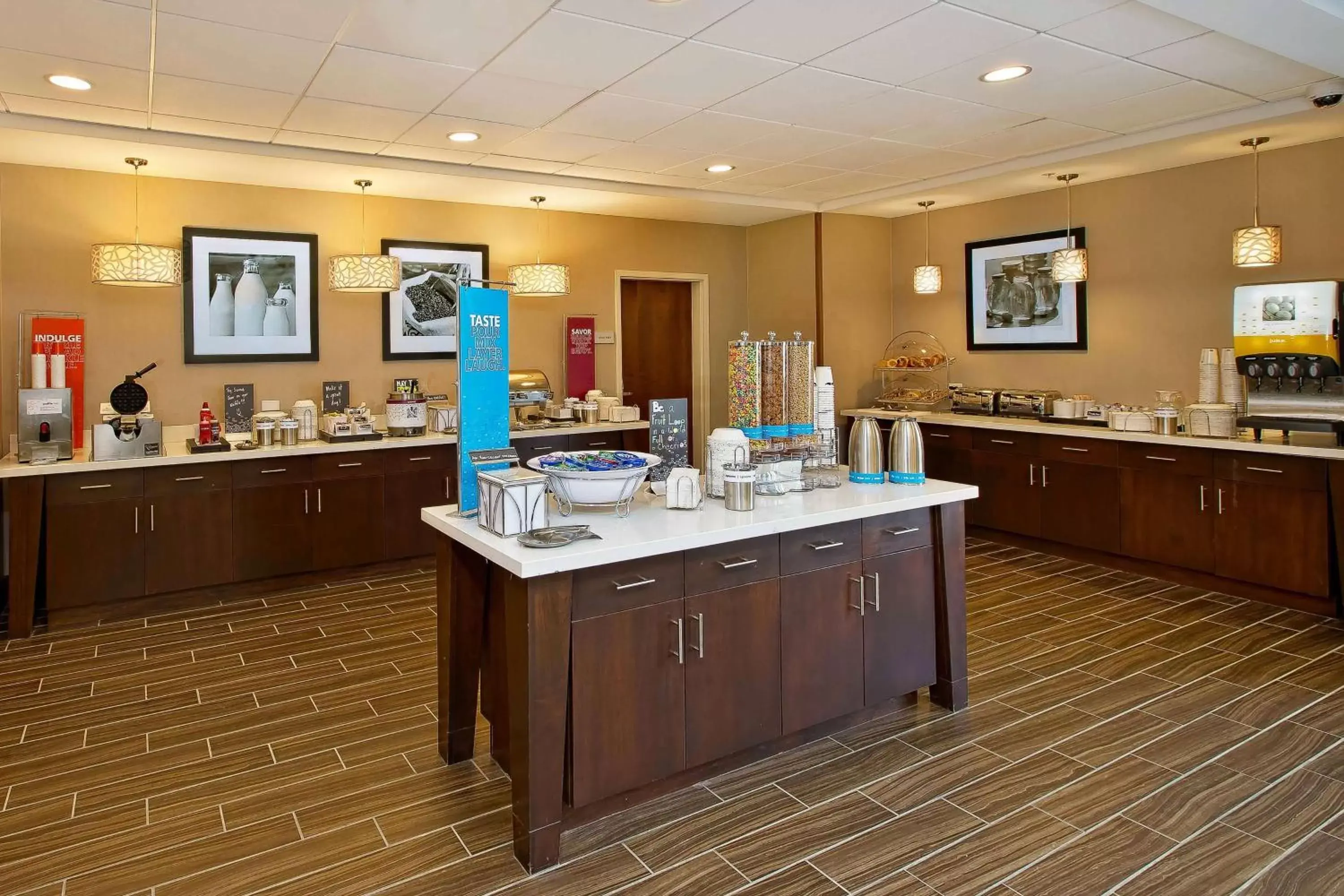 Dining area in Hampton Inn Southfield/West Bloomfield