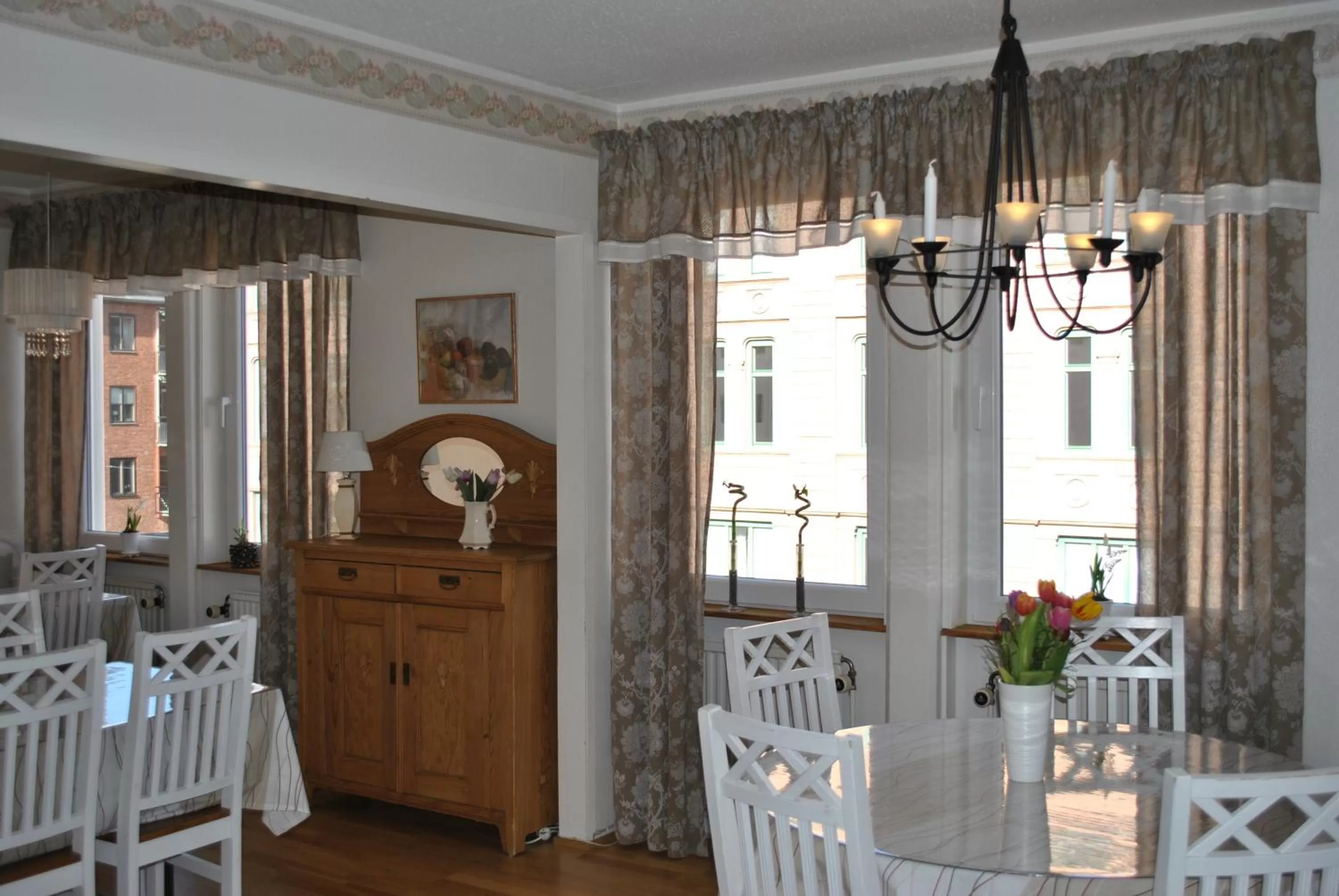 Communal lounge/ TV room in Solsta Hotell