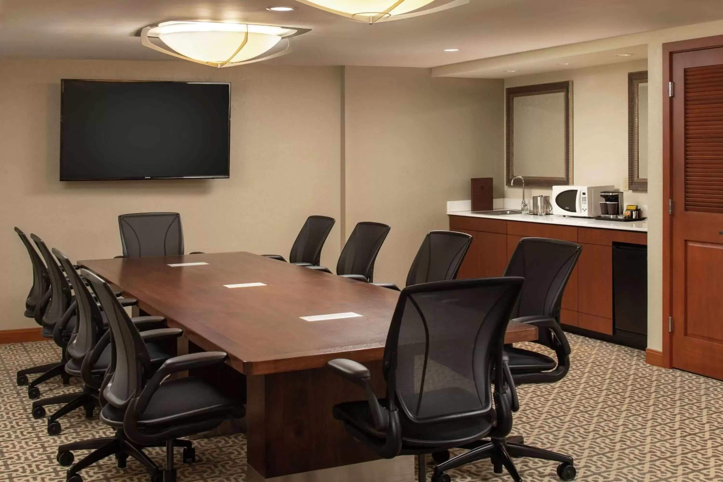 Photo of the whole room in DoubleTree Suites by Hilton Seattle Airport/Southcenter Photo of the whole room in DoubleTree Suites by Hilton Seattle Airport/Southcenter